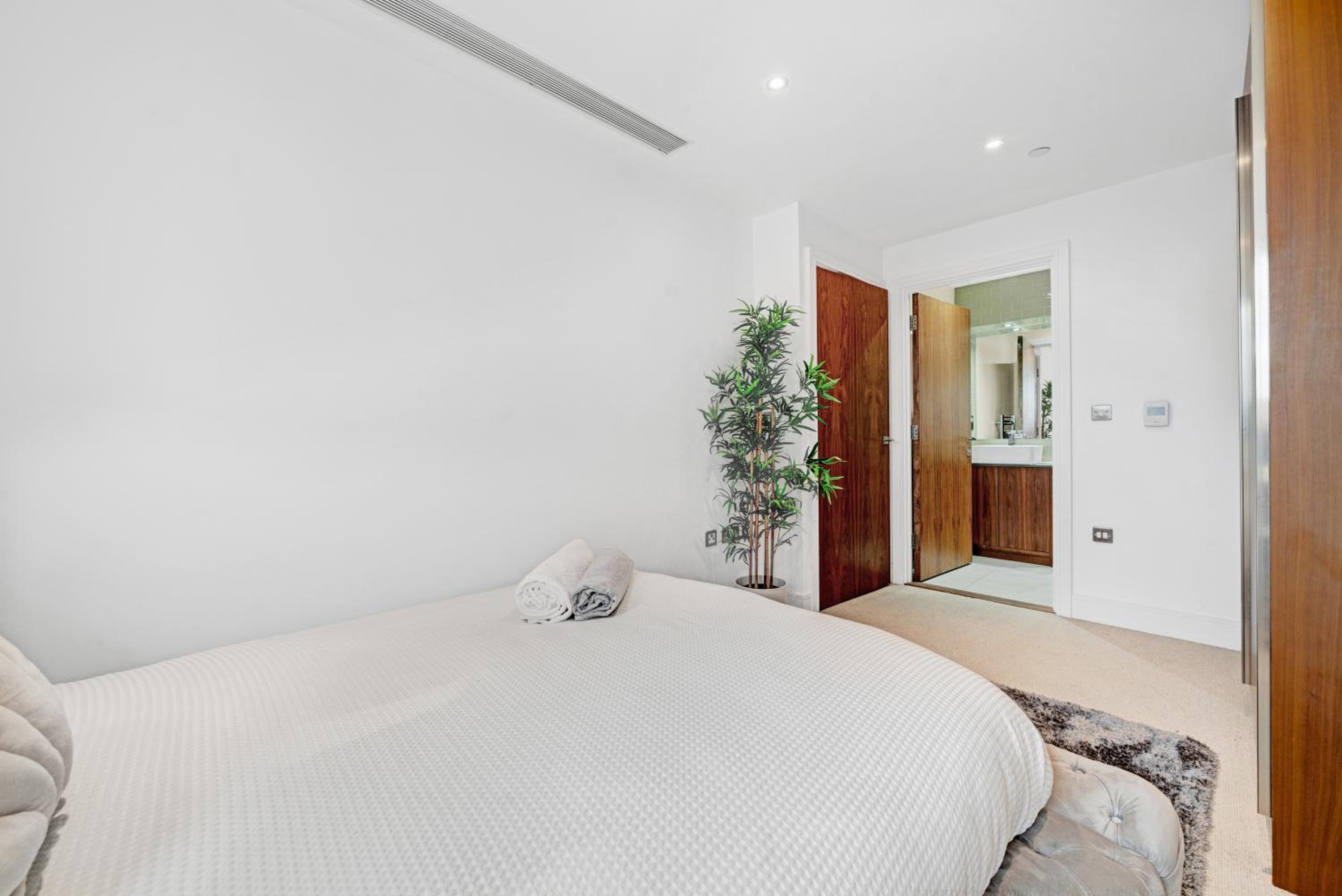 Modern Two Bed Serviced Accommodation in London Canary Wharf - Perfect for Long Stay, Business, Leisure and Relocations