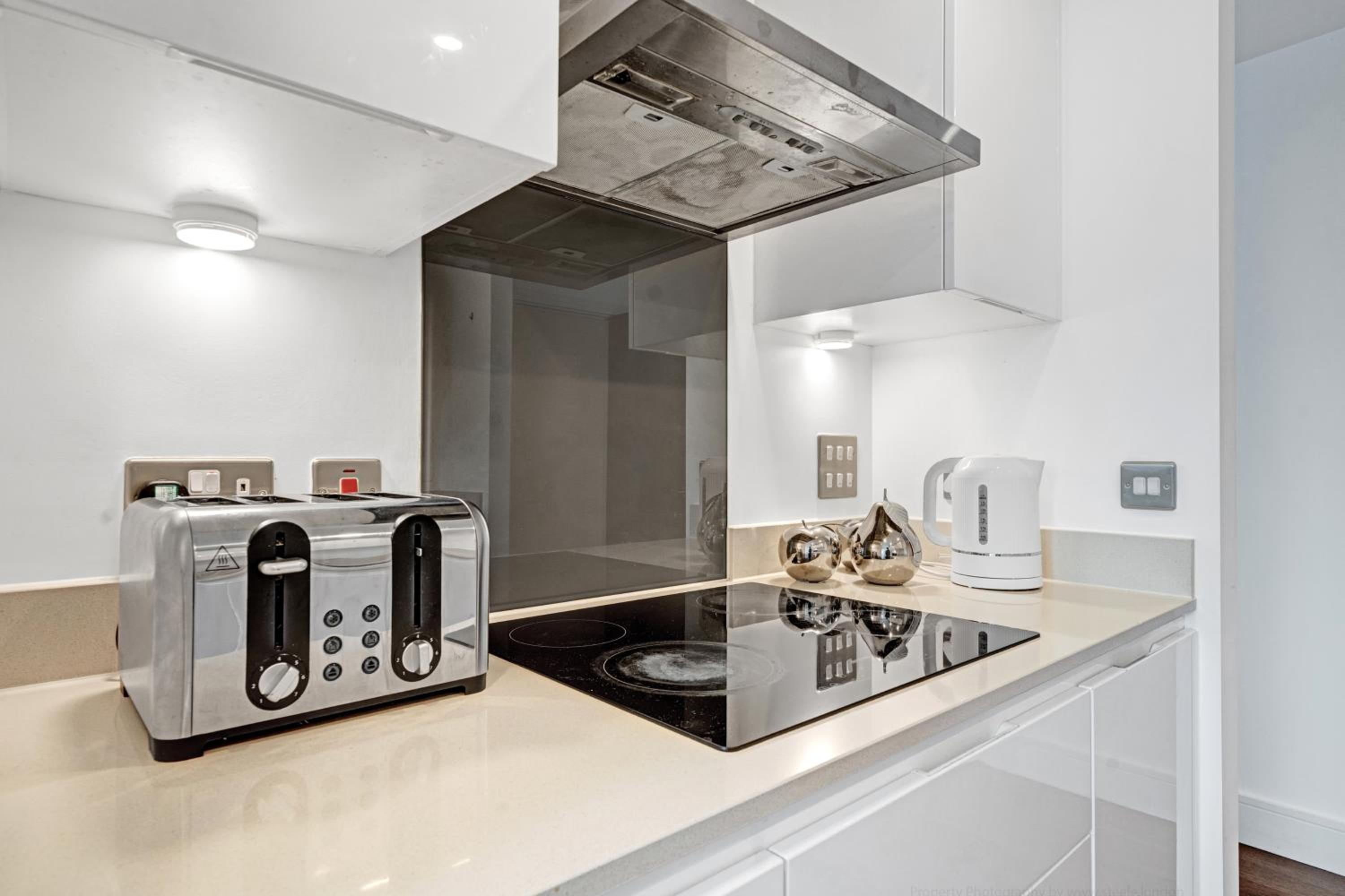 Modern Two Bed Serviced Accommodation in London Canary Wharf - Perfect for Long Stay, Business, Leisure and Relocations