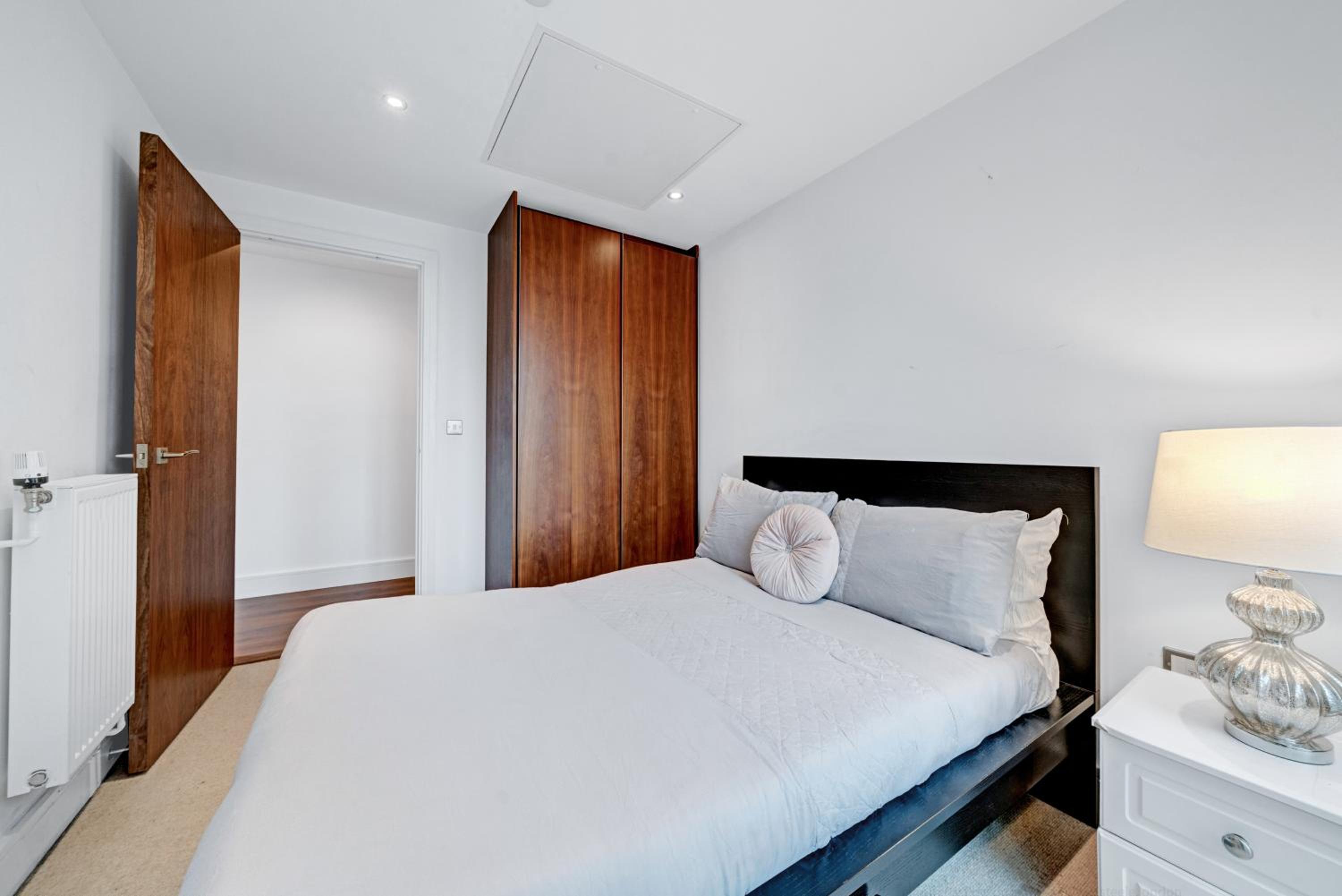 Modern Two Bed Serviced Accommodation in London Canary Wharf - Perfect for Long Stay, Business, Leisure and Relocations