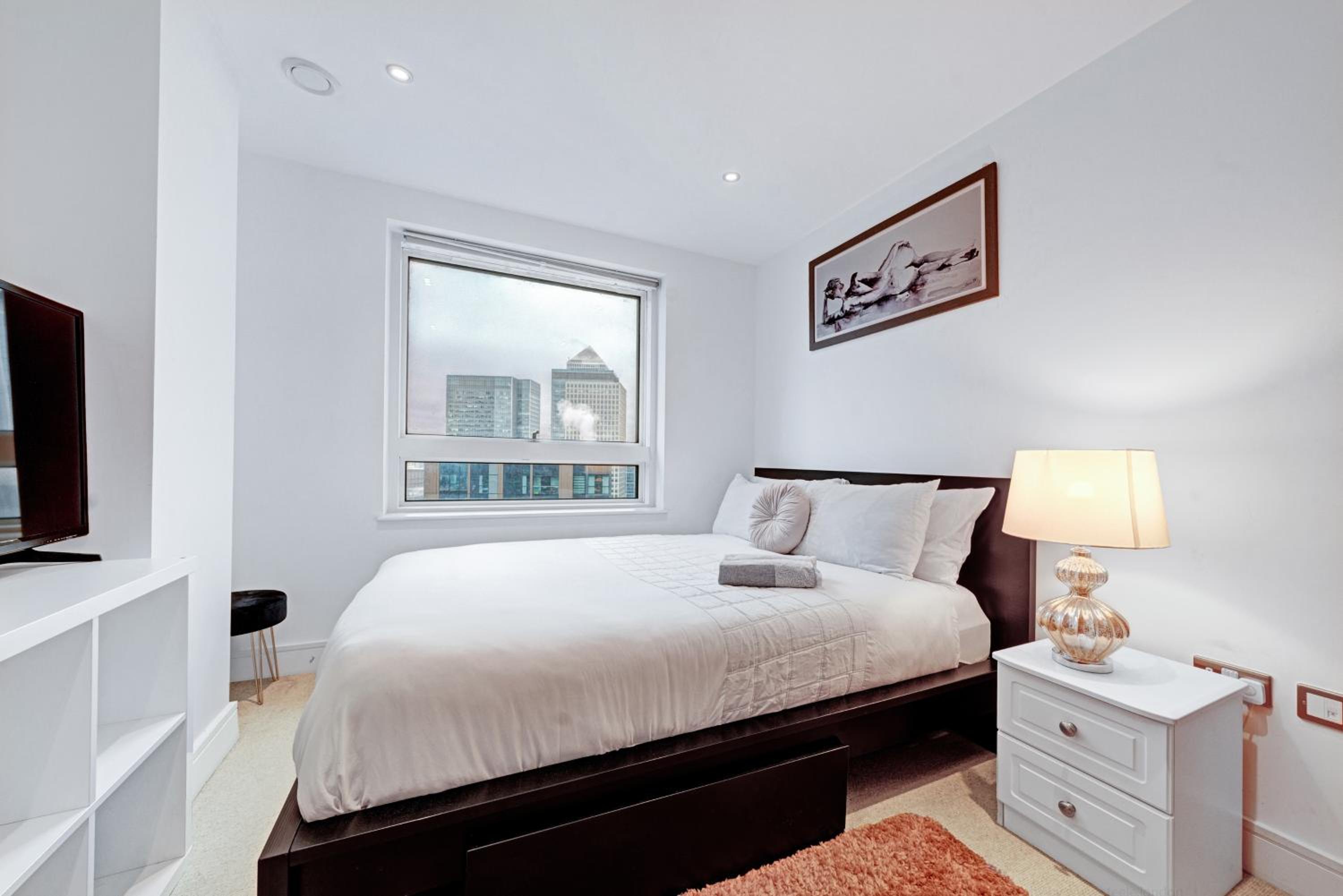 Modern Two Bed Serviced Accommodation in London Canary Wharf - Perfect for Long Stay, Business, Leisure and Relocations