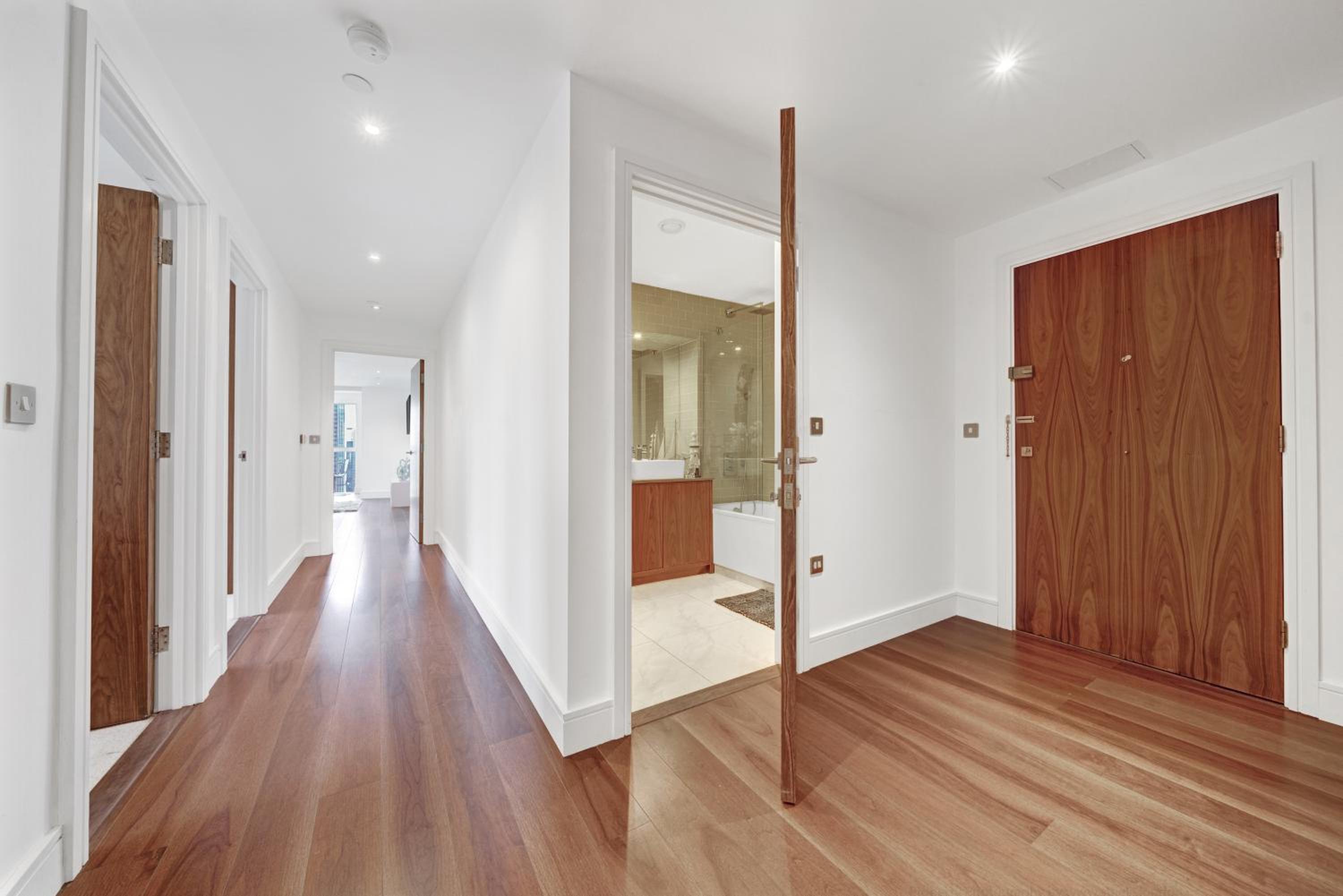 Modern Two Bed Serviced Accommodation in London Canary Wharf - Perfect for Long Stay, Business, Leisure and Relocations