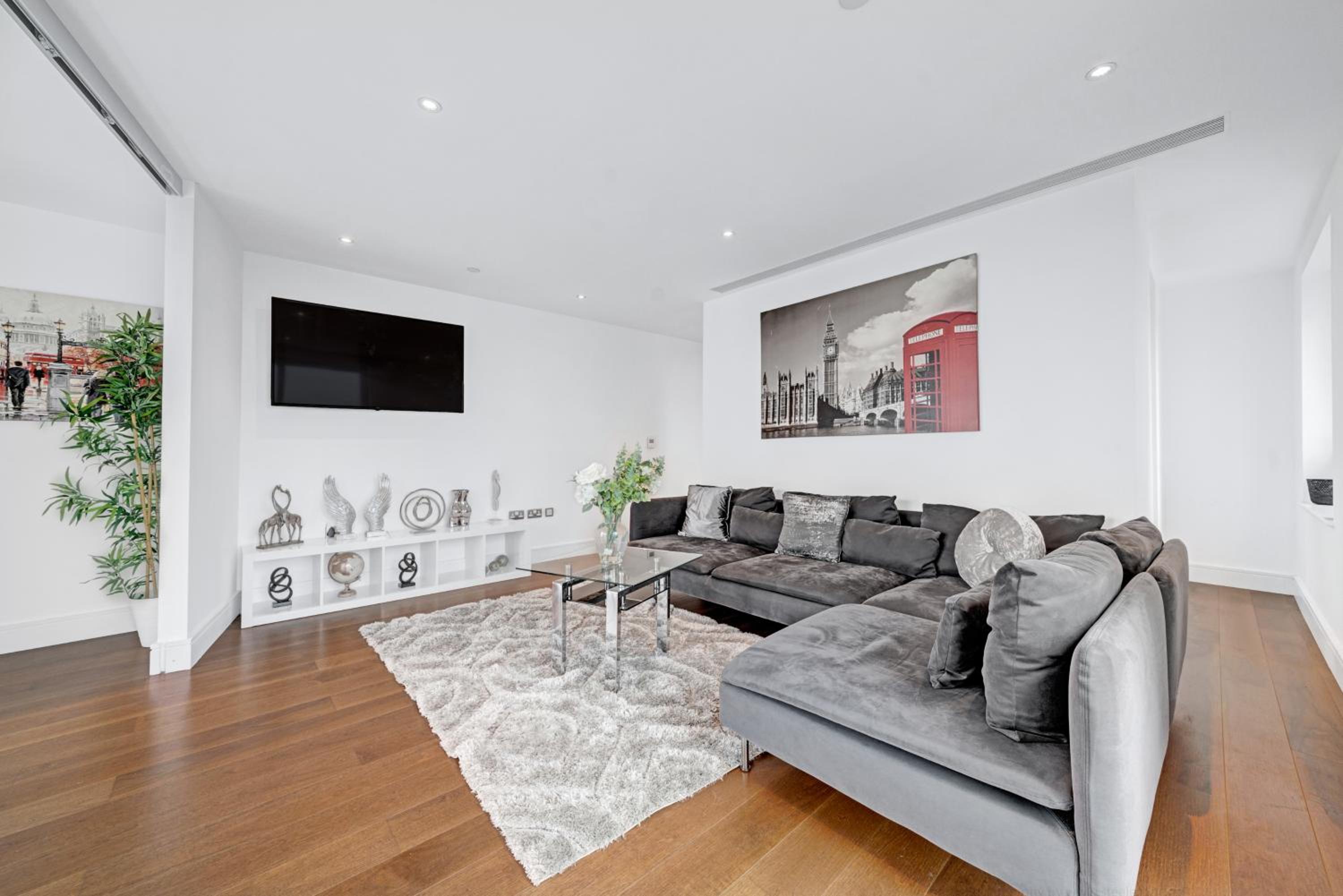 Modern Two Bed Serviced Accommodation in London Canary Wharf - Perfect for Long Stay, Business, Leisure and Relocations