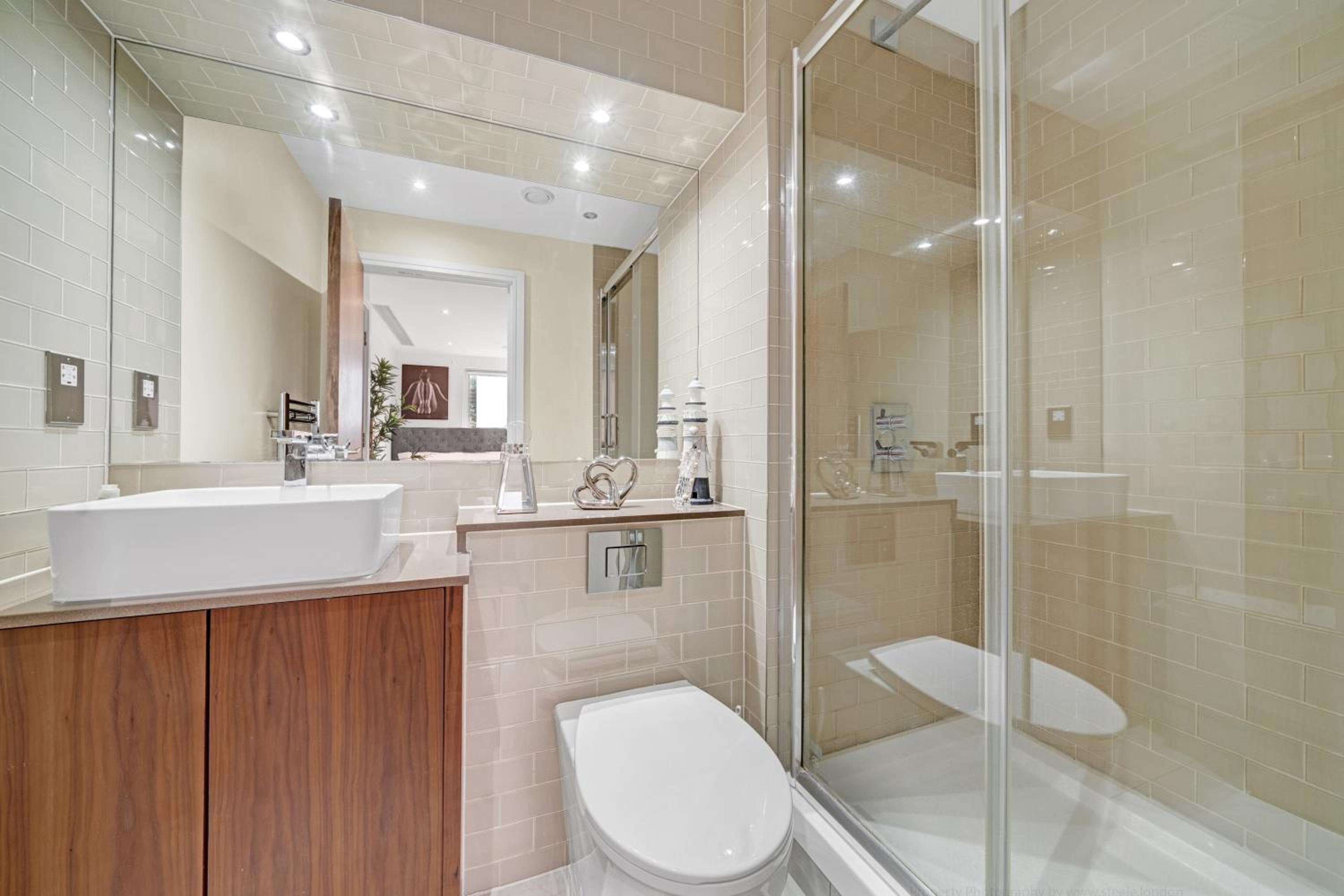 Modern Two Bed Serviced Accommodation in London Canary Wharf - Perfect for Long Stay, Business, Leisure and Relocations