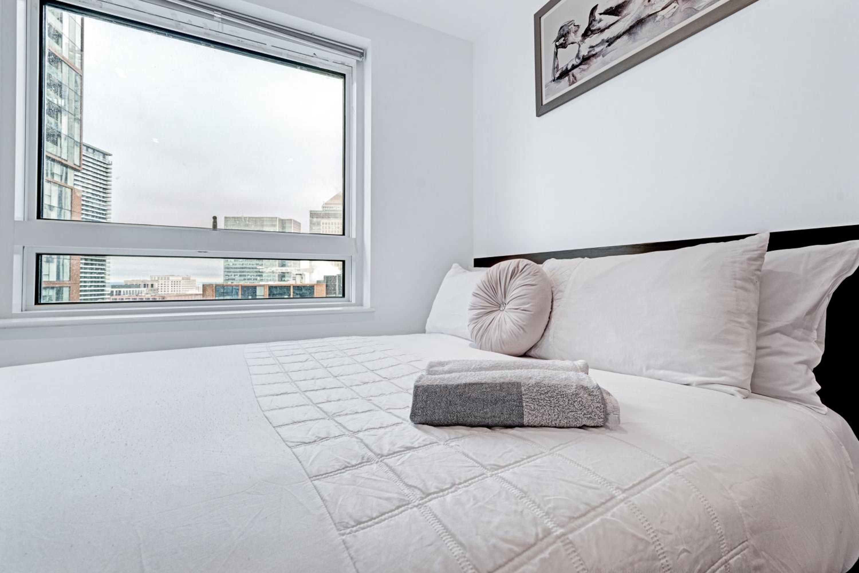Modern Two Bed Serviced Accommodation in London Canary Wharf - Perfect for Long Stay, Business, Leisure and Relocations