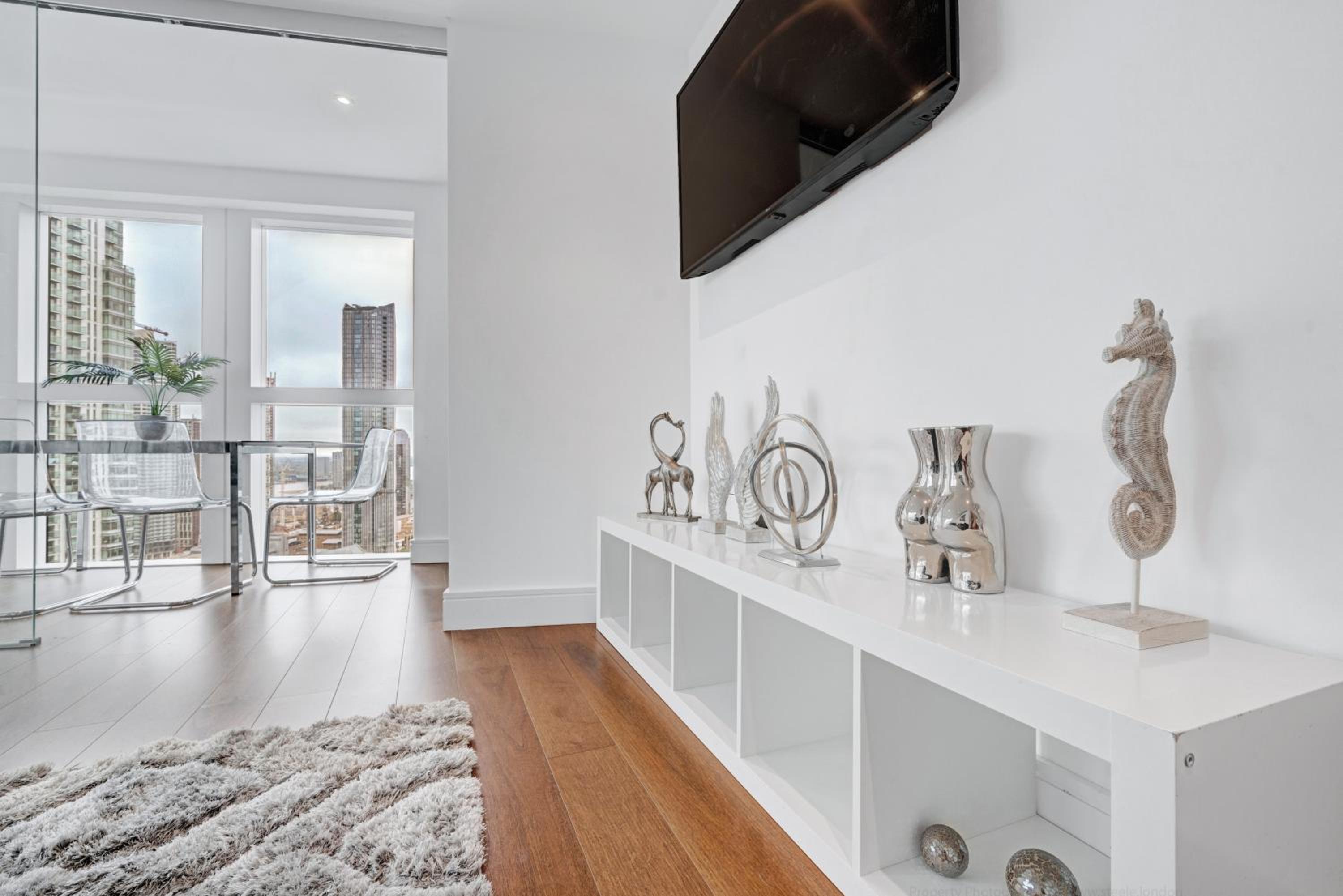 Modern Two Bed Serviced Accommodation in London Canary Wharf - Perfect for Long Stay, Business, Leisure and Relocations