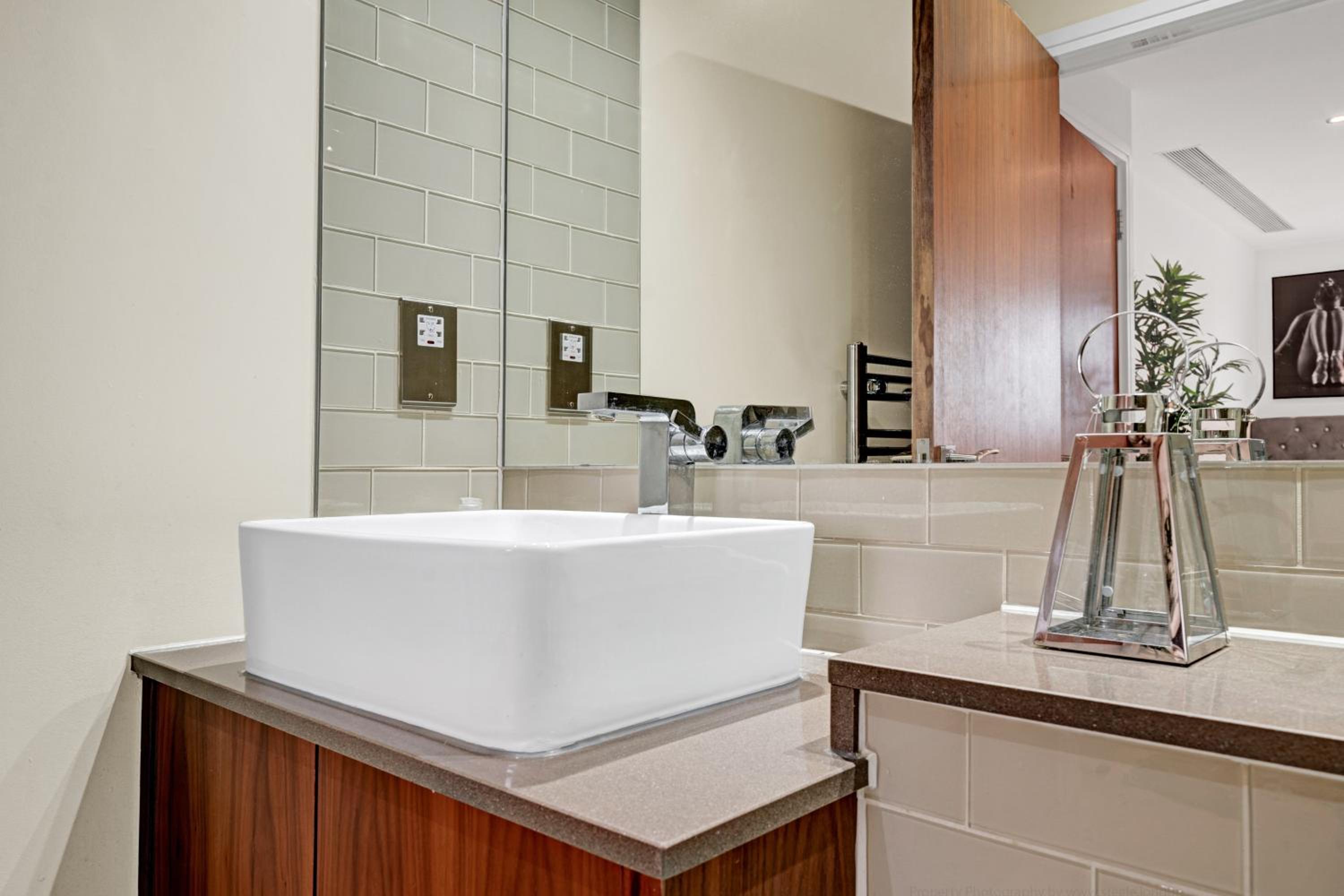 Modern Two Bed Serviced Accommodation in London Canary Wharf - Perfect for Long Stay, Business, Leisure and Relocations