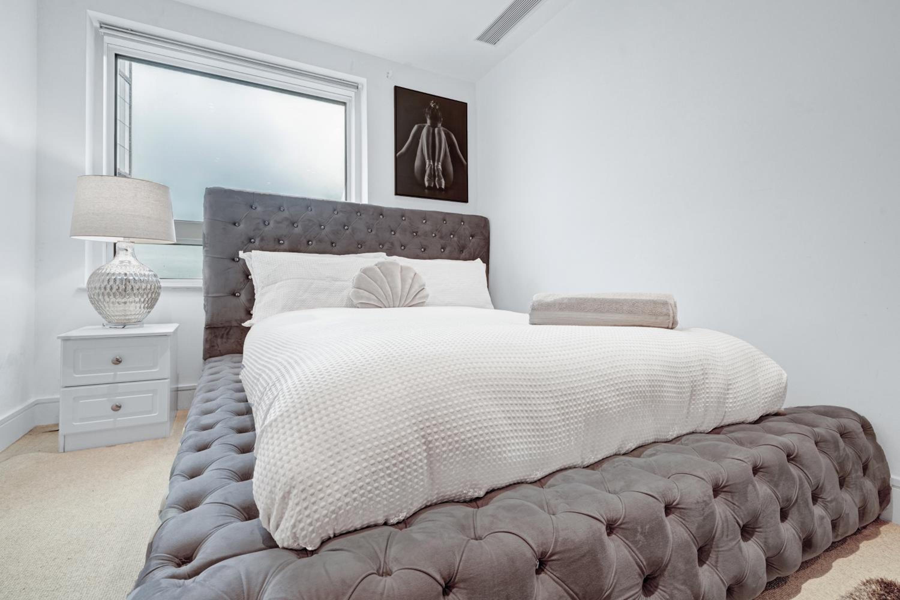 Modern Two Bed Serviced Accommodation in London Canary Wharf - Perfect for Long Stay, Business, Leisure and Relocations