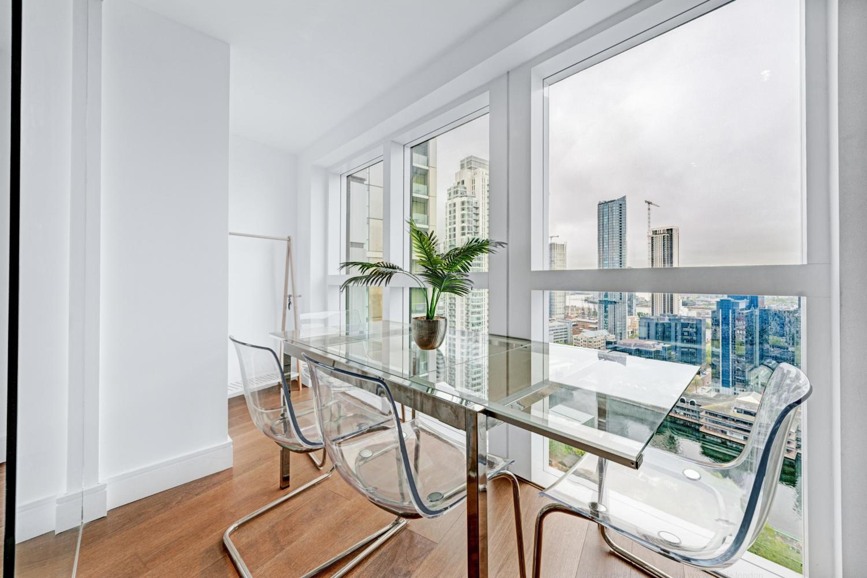 Modern Two Bed Serviced Accommodation in London Canary Wharf - Perfect for Long Stay, Business, Leisure and Relocations