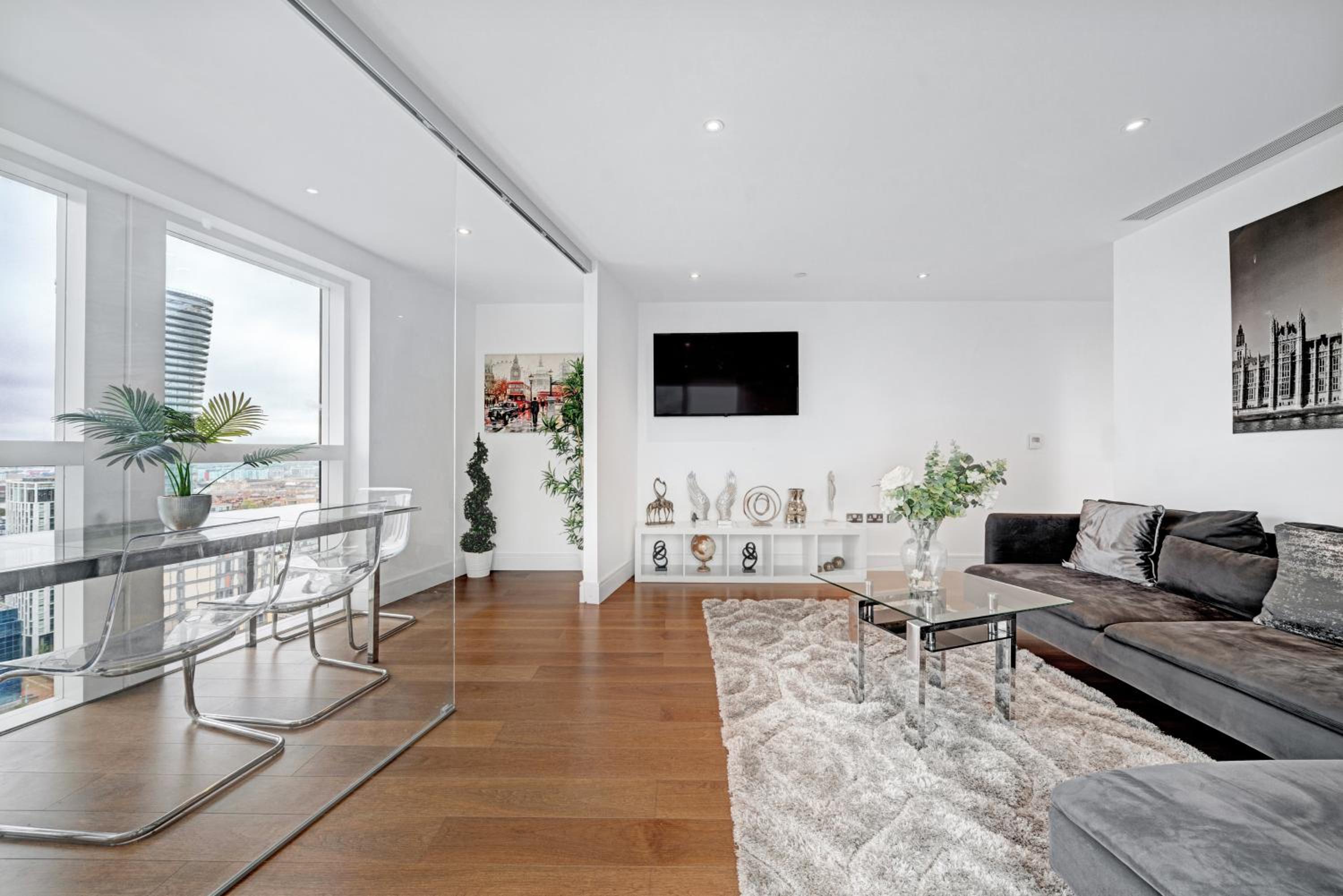 Modern Two Bed Serviced Accommodation in London Canary Wharf - Perfect for Long Stay, Business, Leisure and Relocations