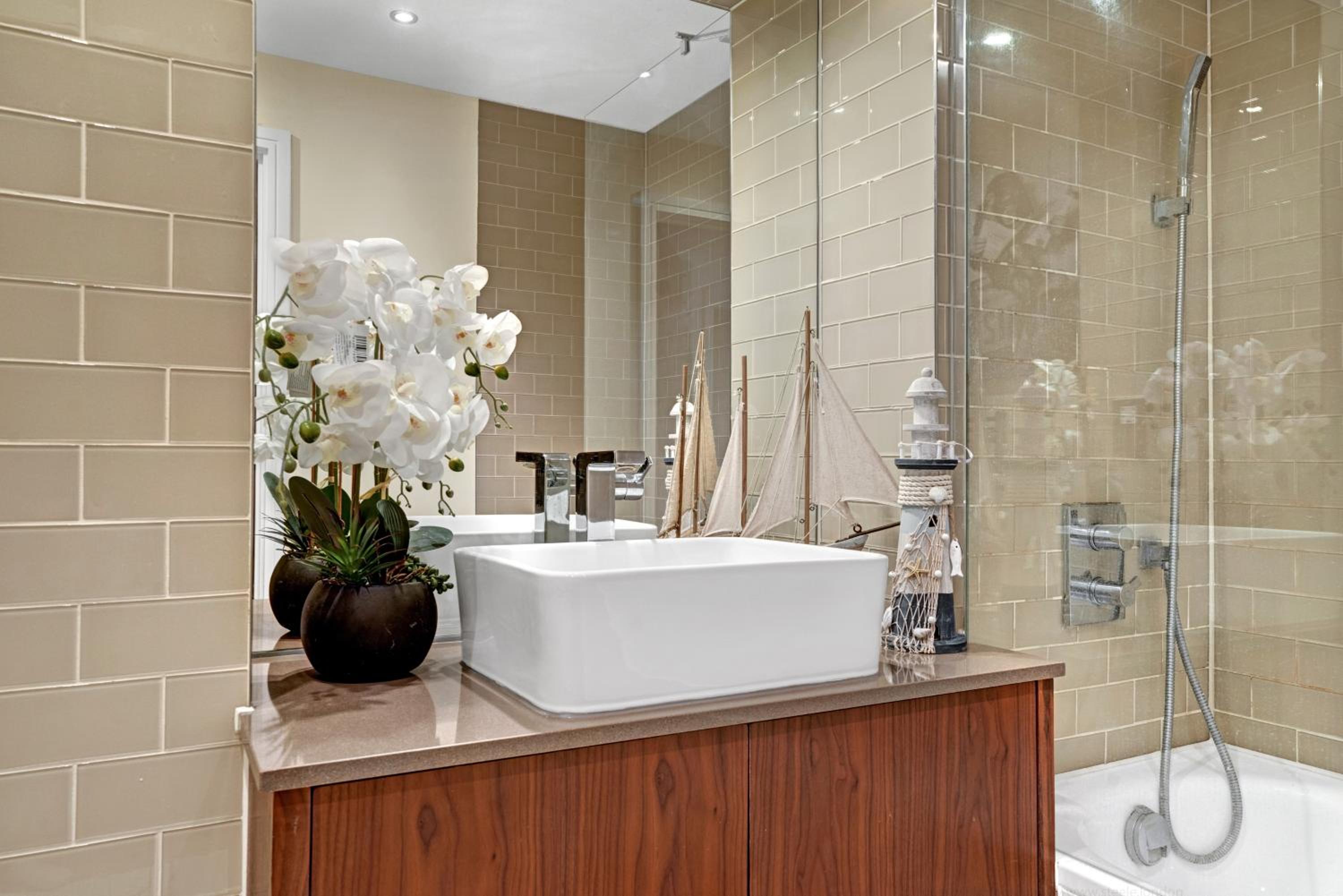 Modern Two Bed Serviced Accommodation in London Canary Wharf - Perfect for Long Stay, Business, Leisure and Relocations