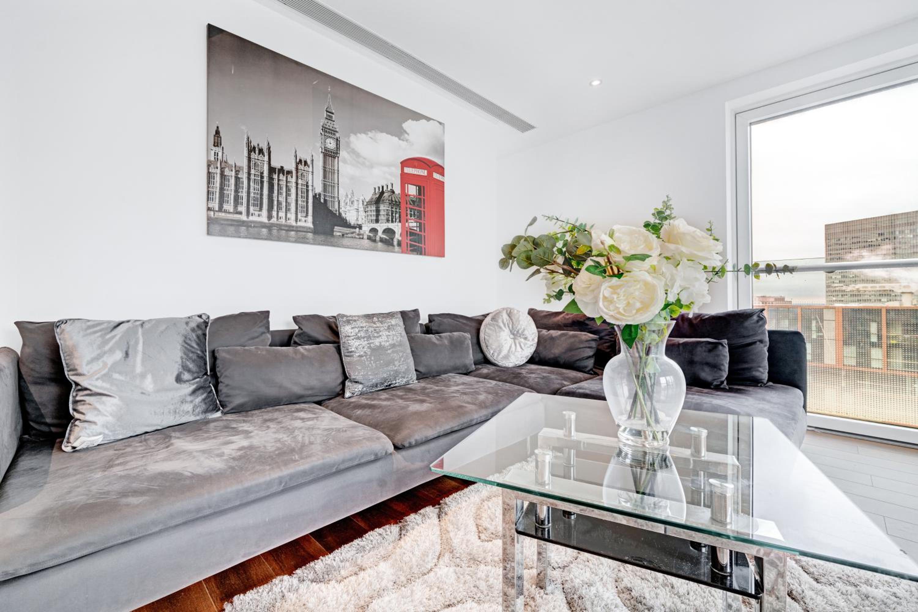 Modern Two Bed Serviced Accommodation in London Canary Wharf - Perfect for Long Stay, Business, Leisure and Relocations