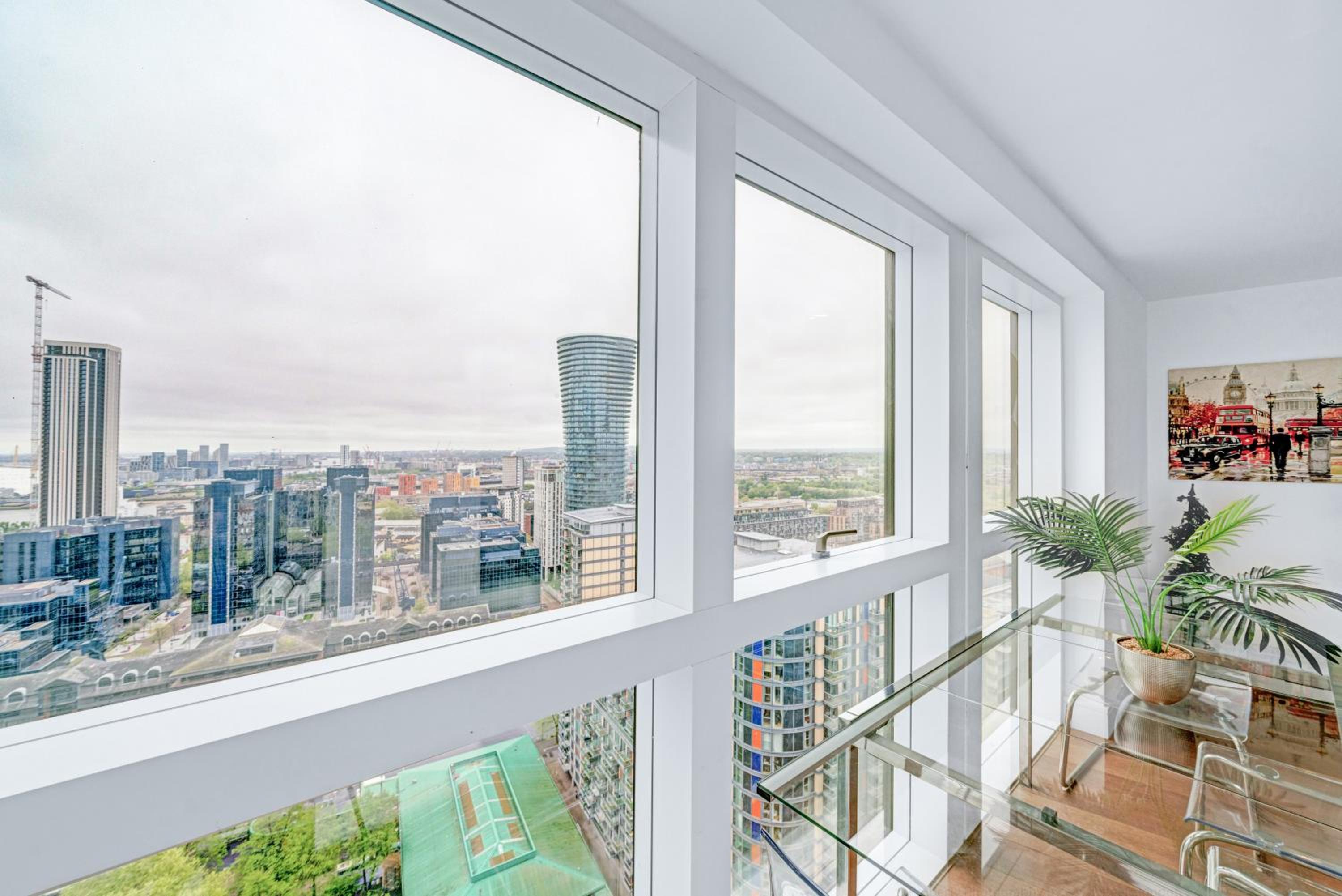 Modern Two Bed Serviced Accommodation in London Canary Wharf - Perfect for Long Stay, Business, Leisure and Relocations