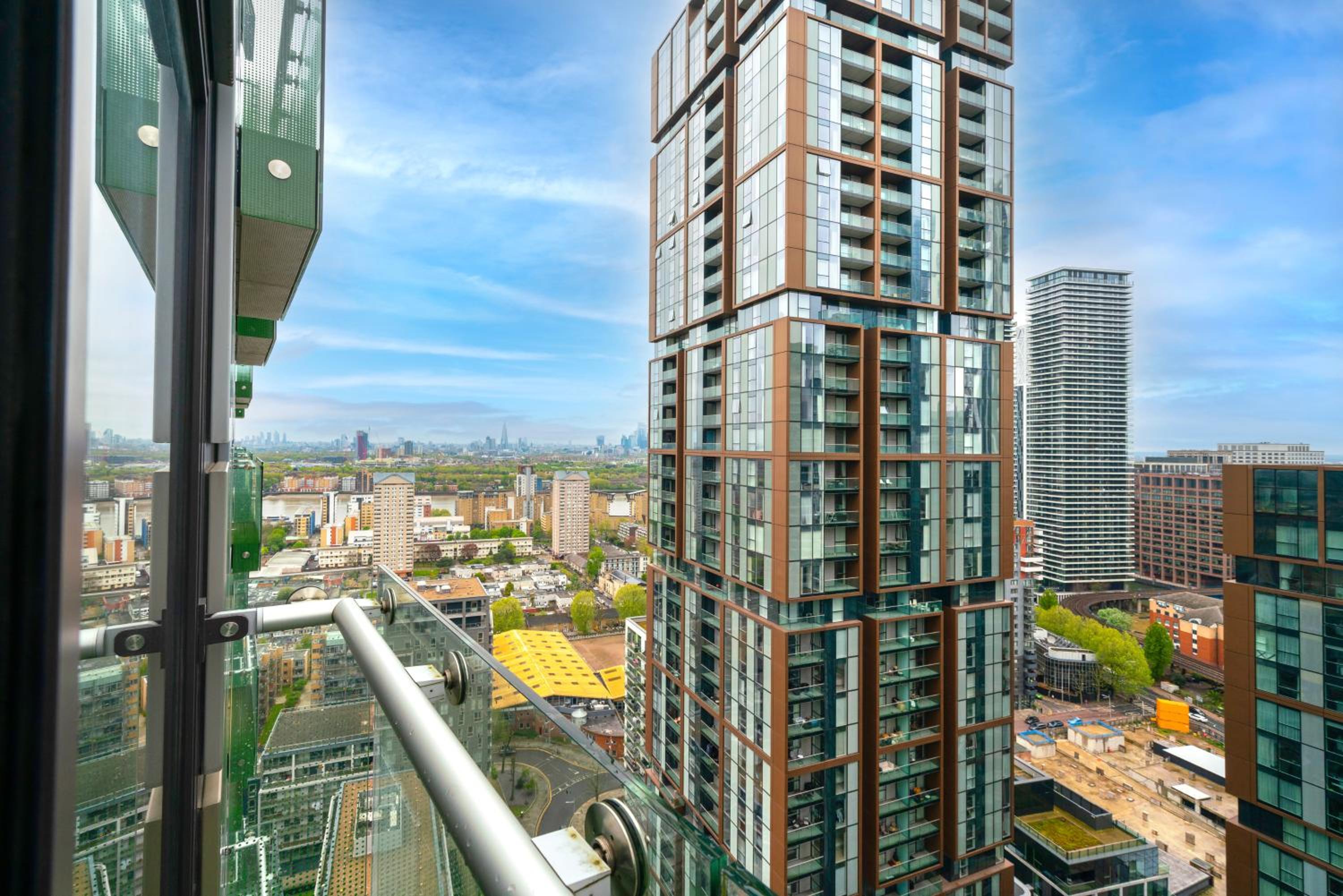 Modern Two Bed Serviced Accommodation in London Canary Wharf - Perfect for Long Stay, Business, Leisure and Relocations
