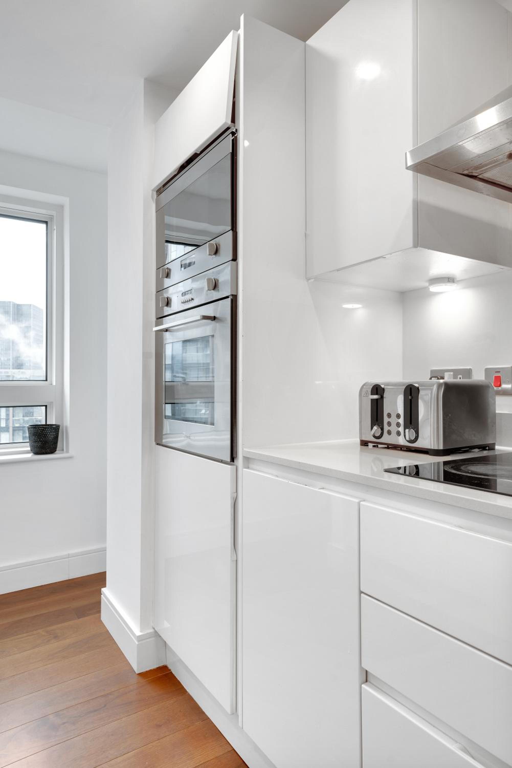 Modern Two Bed Serviced Accommodation in London Canary Wharf - Perfect for Long Stay, Business, Leisure and Relocations