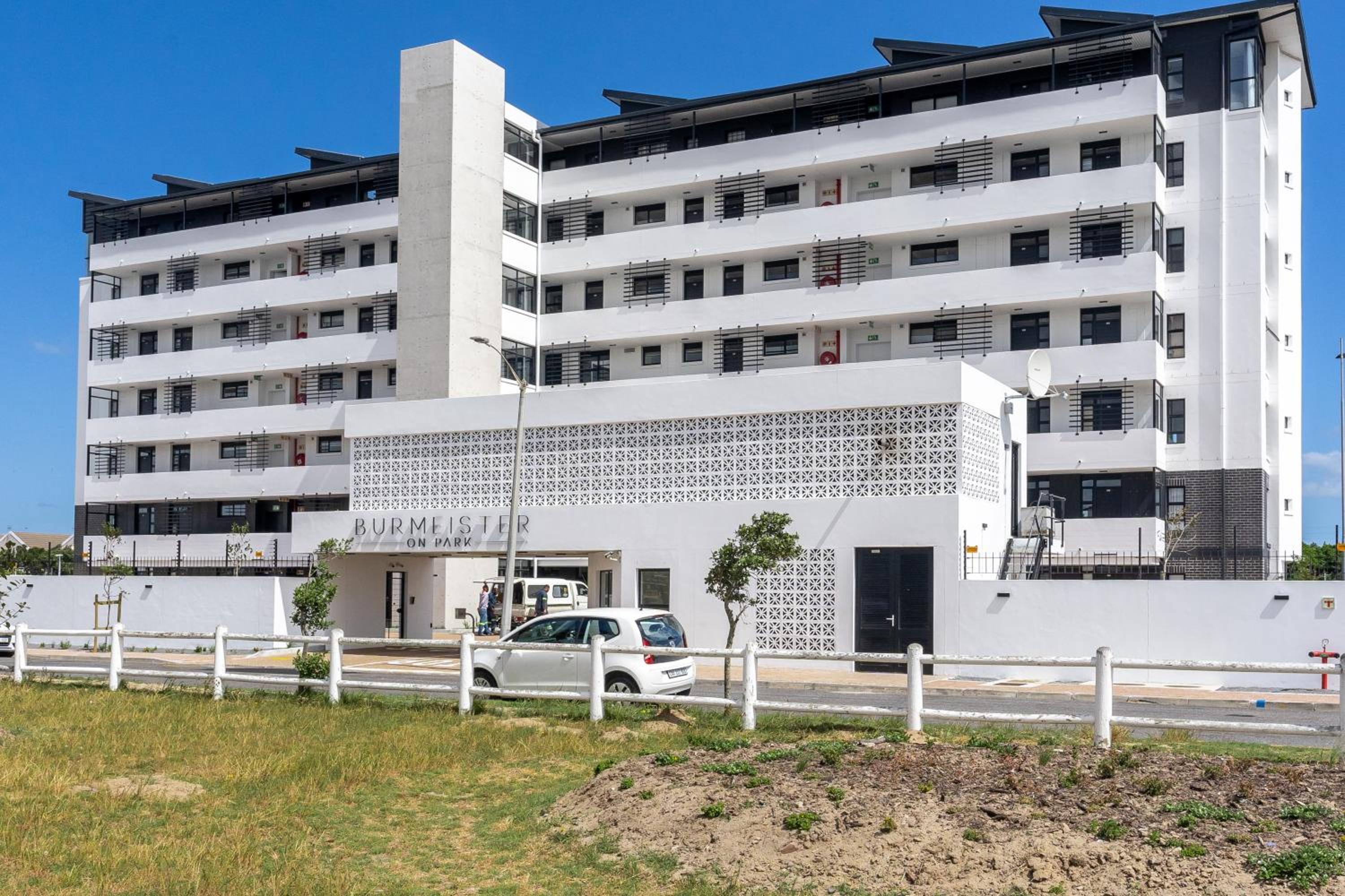 Burmeister 401 - 2 Bedroom Apartment across from Ocean - Onsite Parking