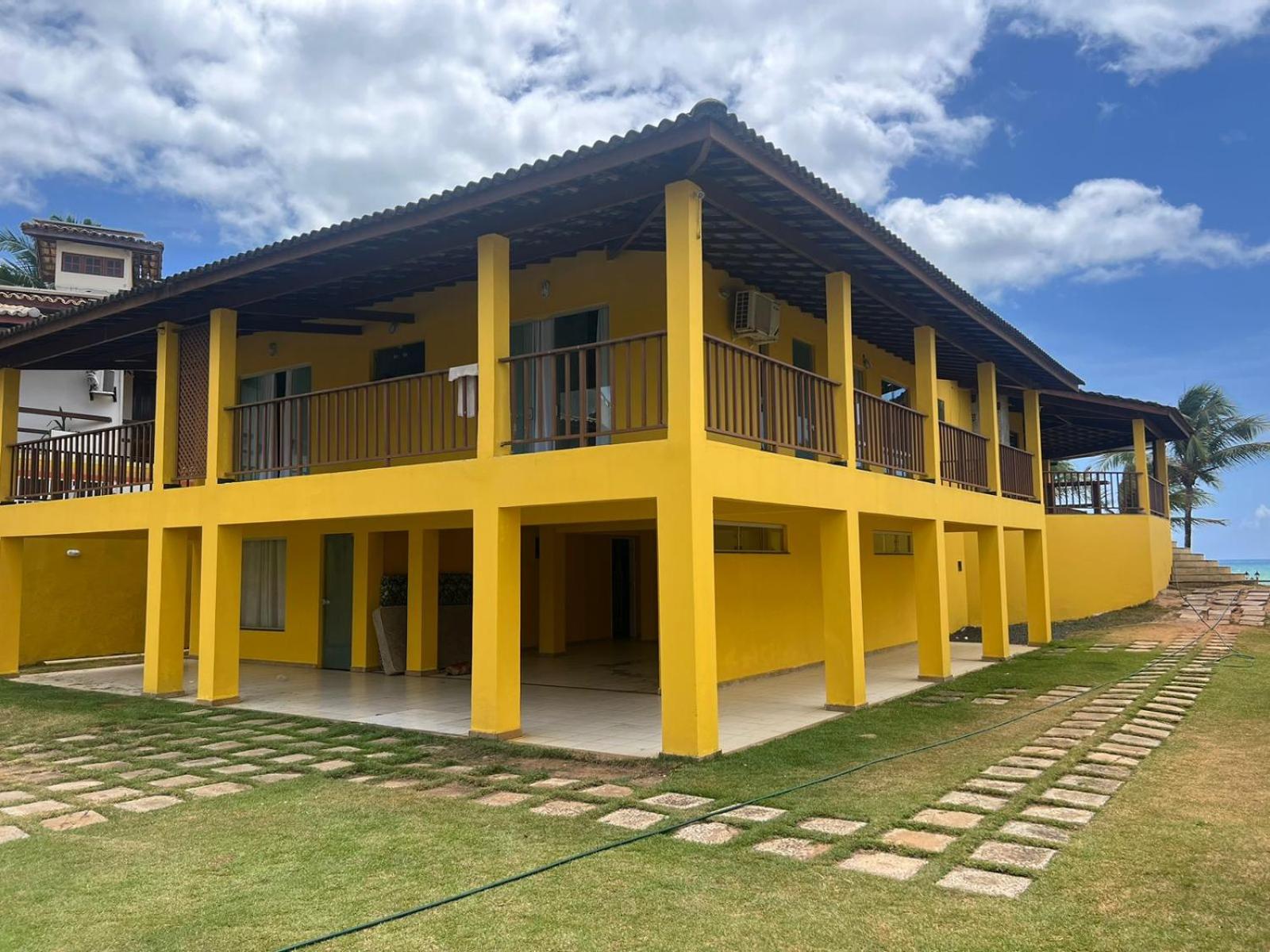 Casa da praia amarela