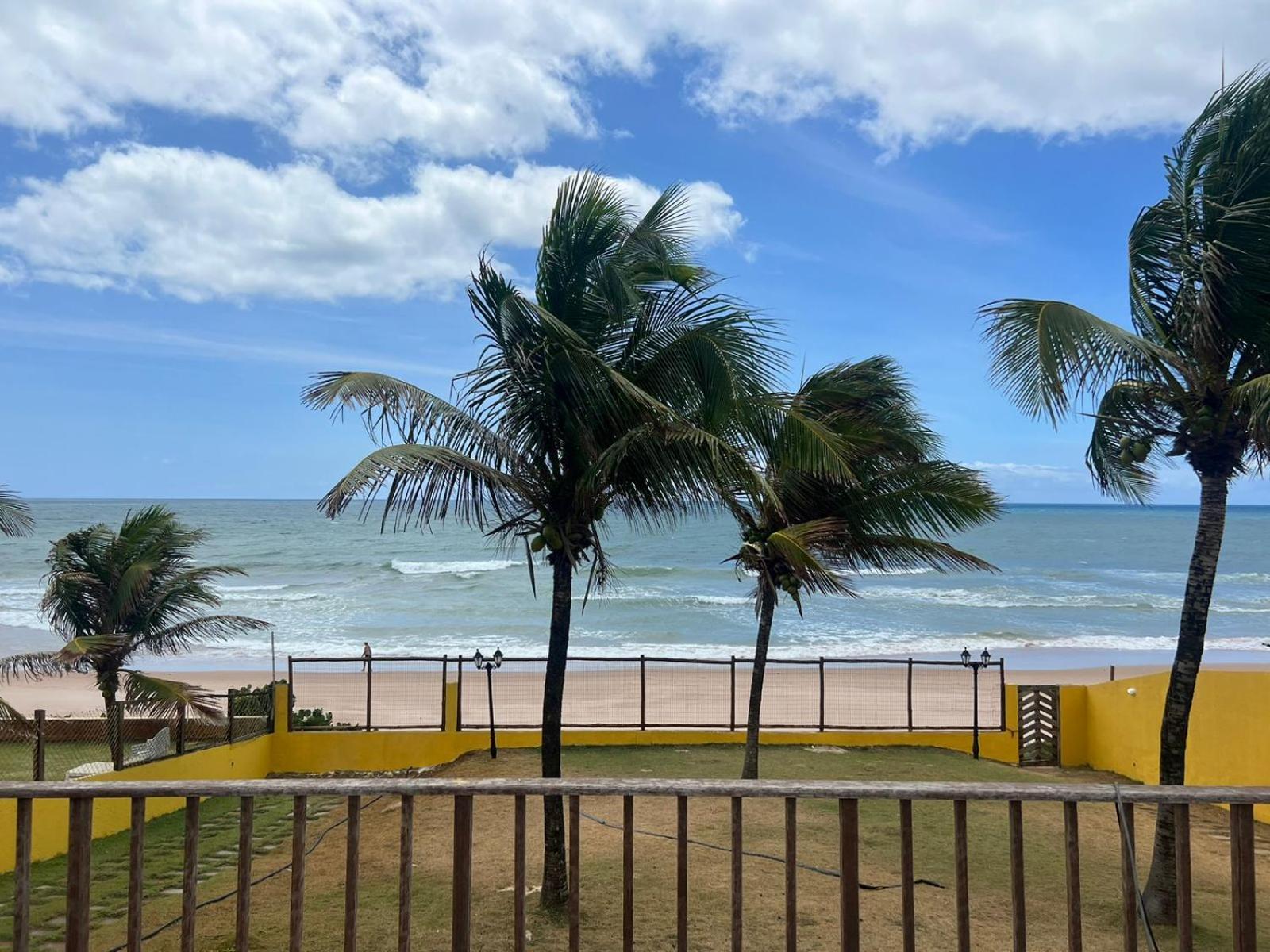 Casa da praia amarela