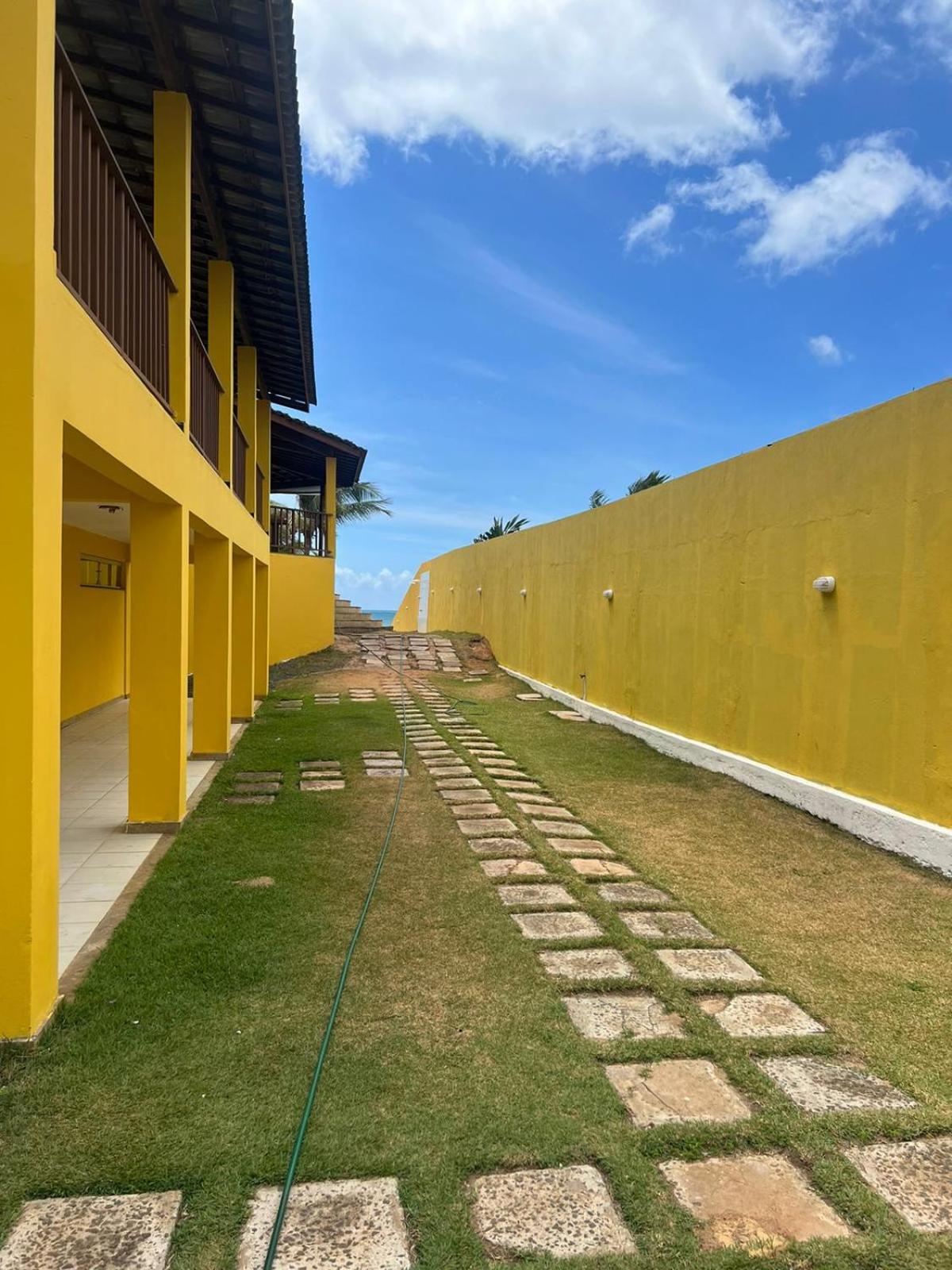 Casa da praia amarela