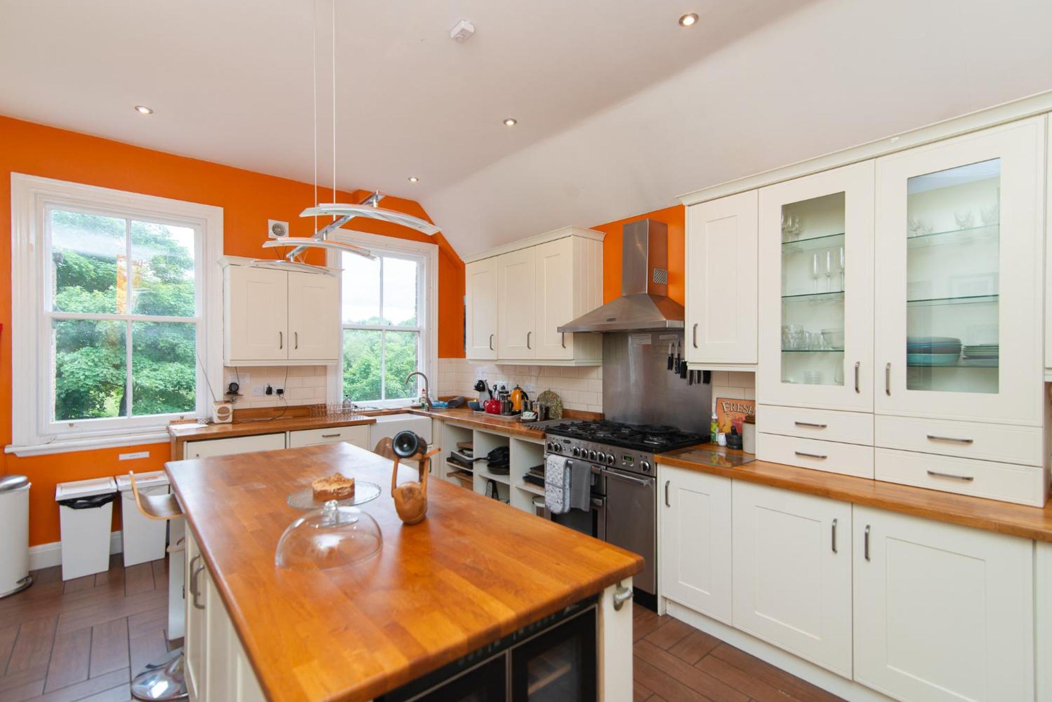 Spacious 4 Bedroom Maisonette in Central Matlock with River Views & Wi-Fi view 2