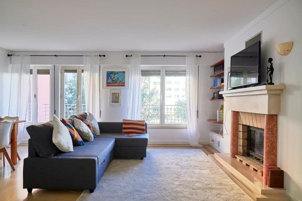 Modern apartment with garage and pool view 5