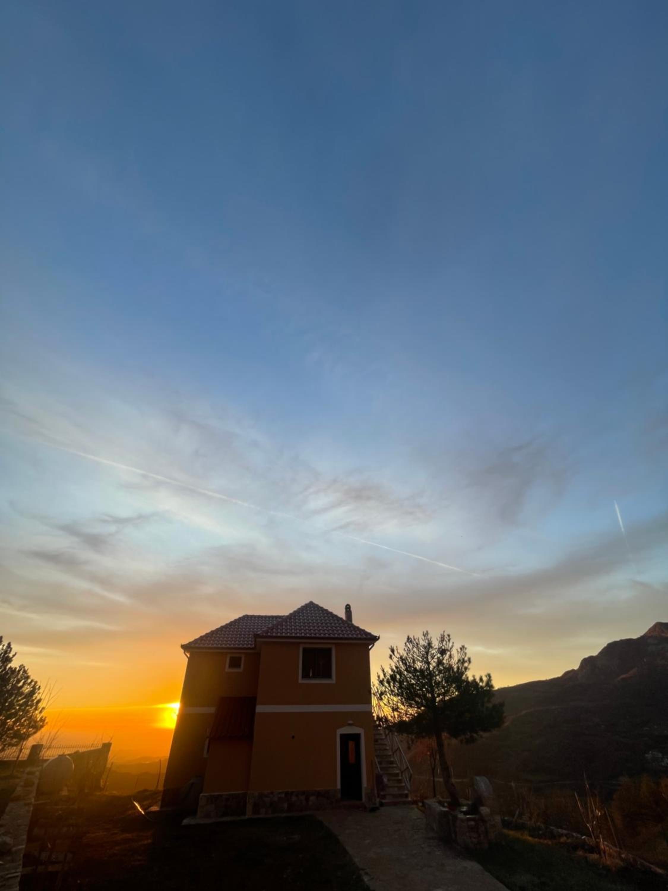 Shtepia Natyres Gjinar photo 4