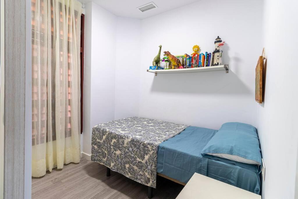 RentitSpain - Motril - Encanto Costero con Gran Balcón