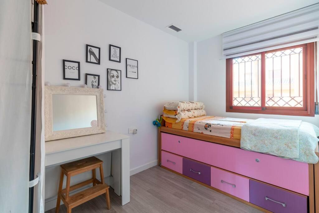 RentitSpain - Motril - Encanto Costero con Gran Balcón