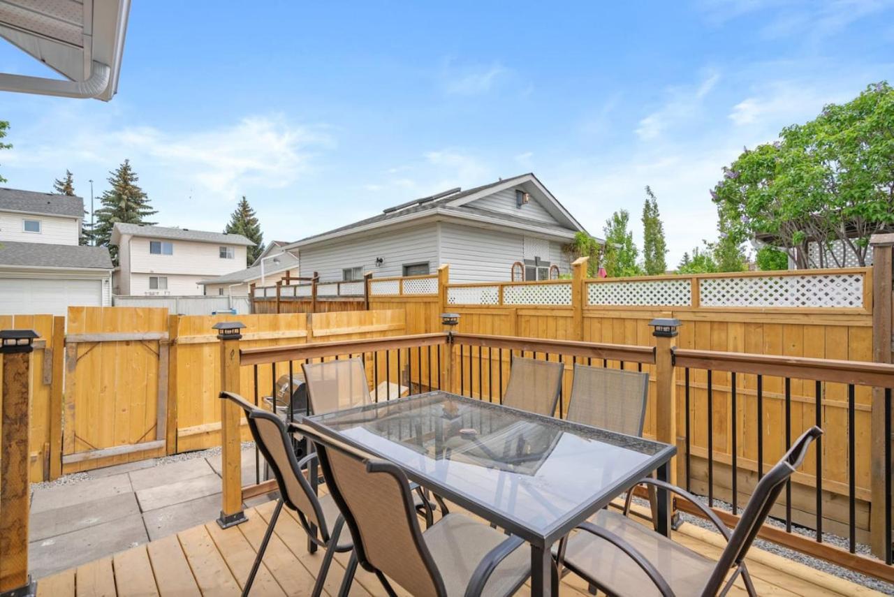 Spacious Home with 150-inch Movie Theatre, BBQ, Patio, Free Banff Pass, Sleeps 14, Perfect for Large Families