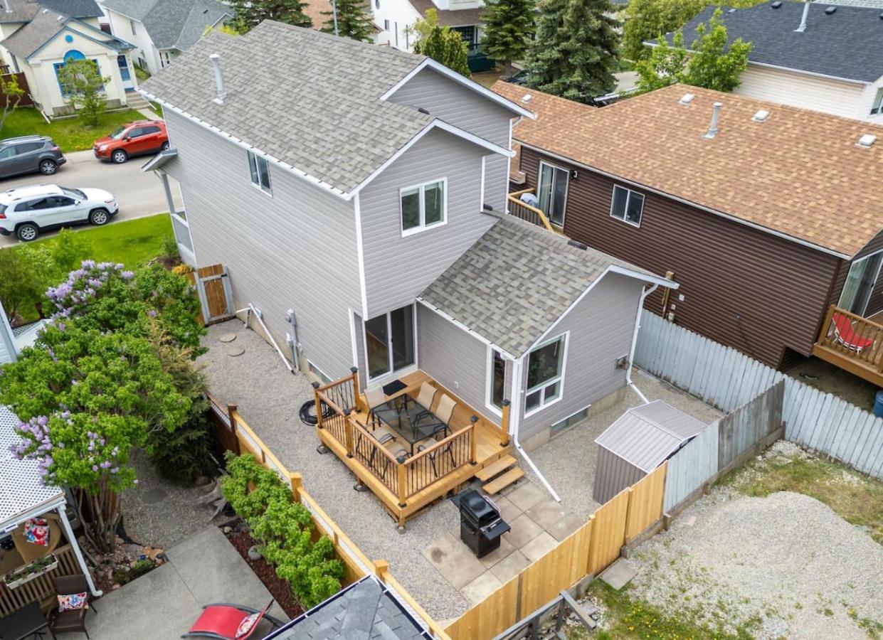 Spacious Home with 150-inch Movie Theatre, BBQ, Patio, Free Banff Pass, Sleeps 14, Perfect for Large Families
