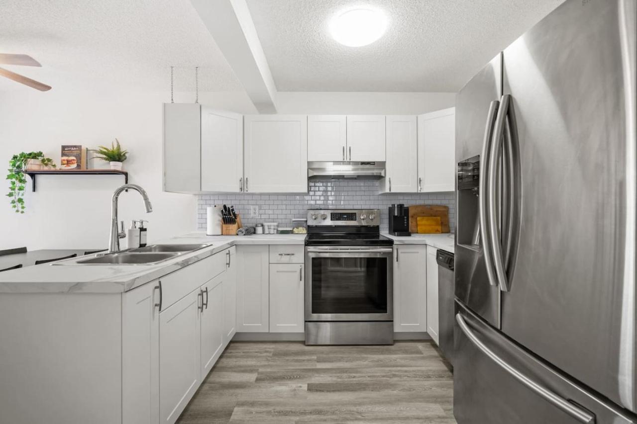 Spacious Home with 150-inch Movie Theatre, BBQ, Patio, Free Banff Pass, Sleeps 14, Perfect for Large Families