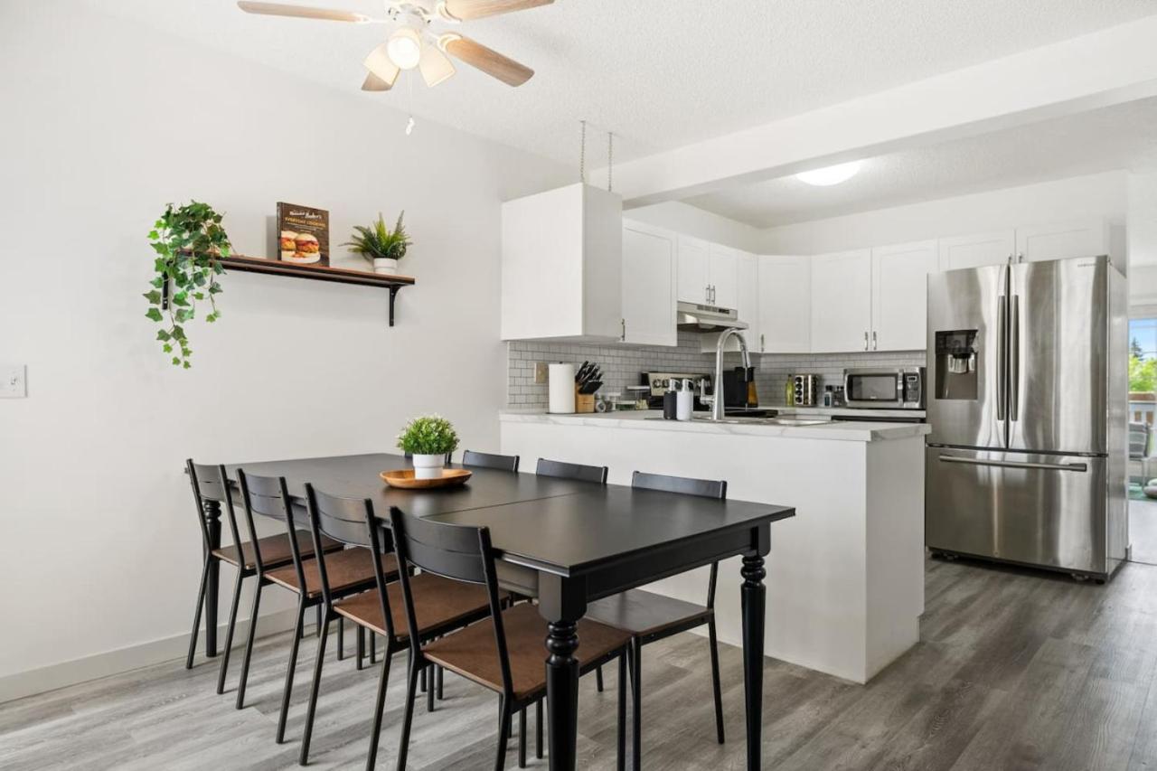 Spacious Home with 150-inch Movie Theatre, BBQ, Patio, Free Banff Pass, Sleeps 14, Perfect for Large Families