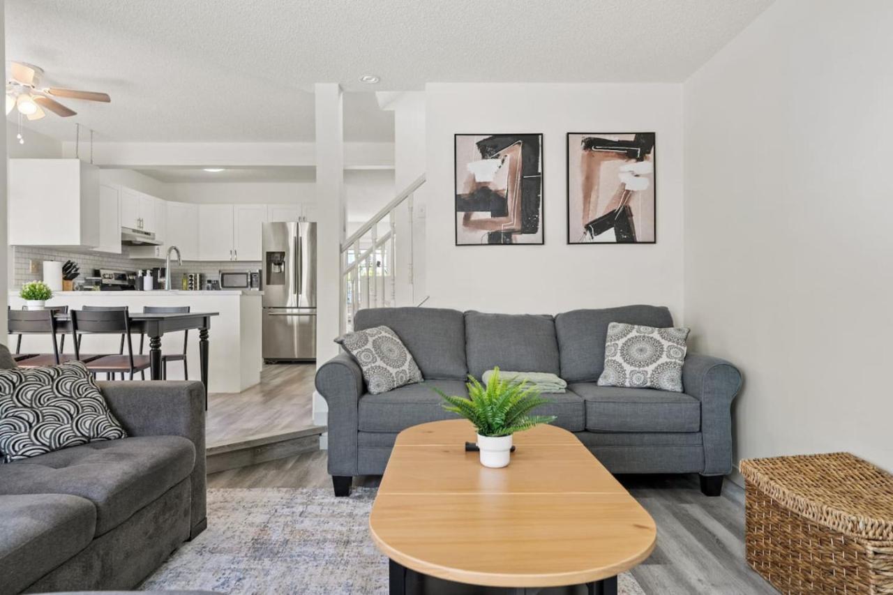 Spacious Home with 150-inch Movie Theatre, BBQ, Patio, Free Banff Pass, Sleeps 14, Perfect for Large Families