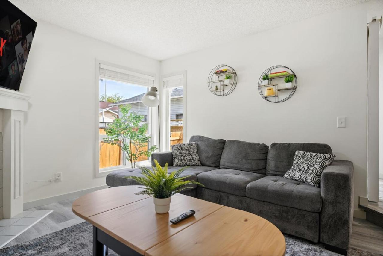 Spacious Home with 150-inch Movie Theatre, BBQ, Patio, Free Banff Pass, Sleeps 14, Perfect for Large Families