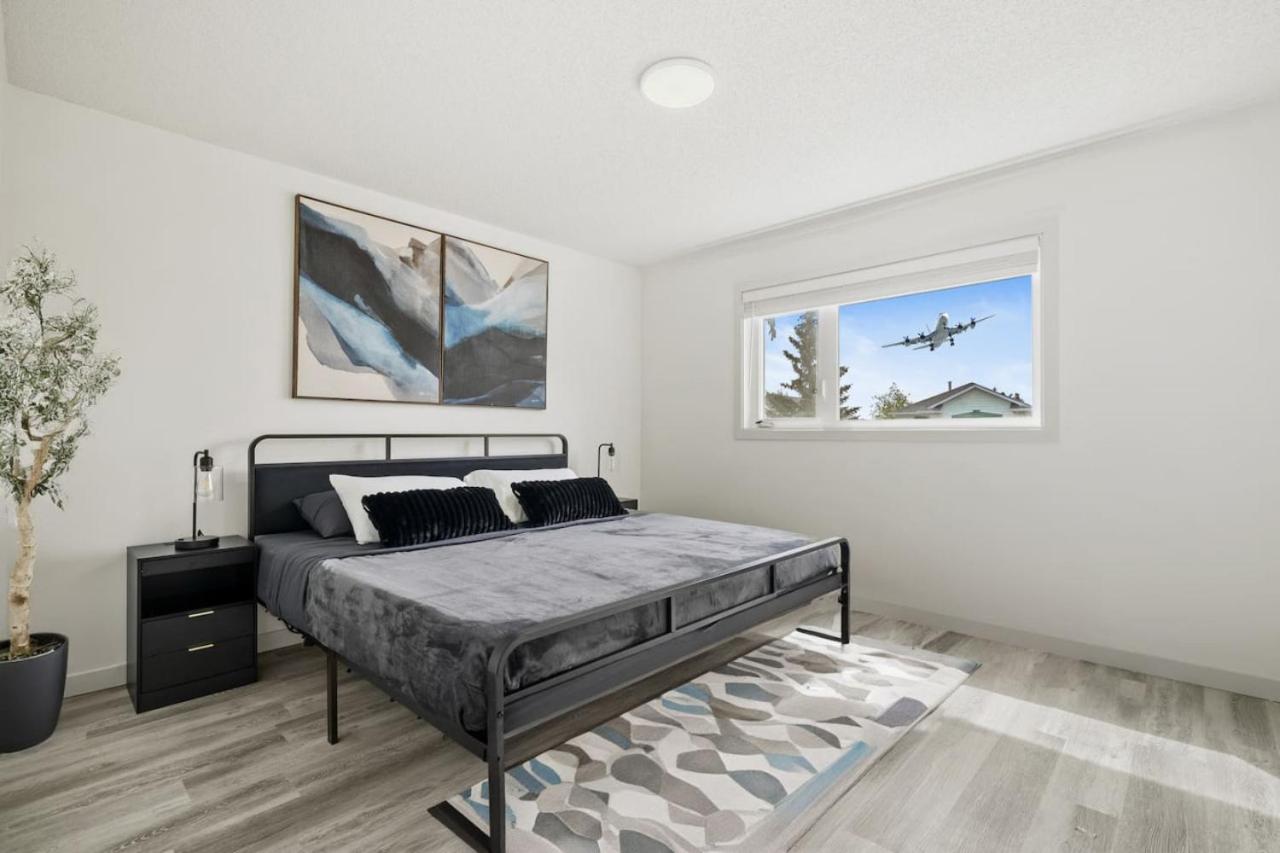 Spacious Home with 150-inch Movie Theatre, BBQ, Patio, Free Banff Pass, Sleeps 14, Perfect for Large Families