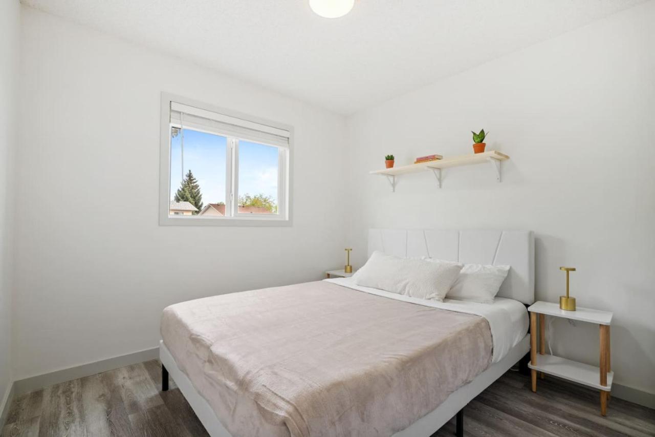 Spacious Home with 150-inch Movie Theatre, BBQ, Patio, Free Banff Pass, Sleeps 14, Perfect for Large Families