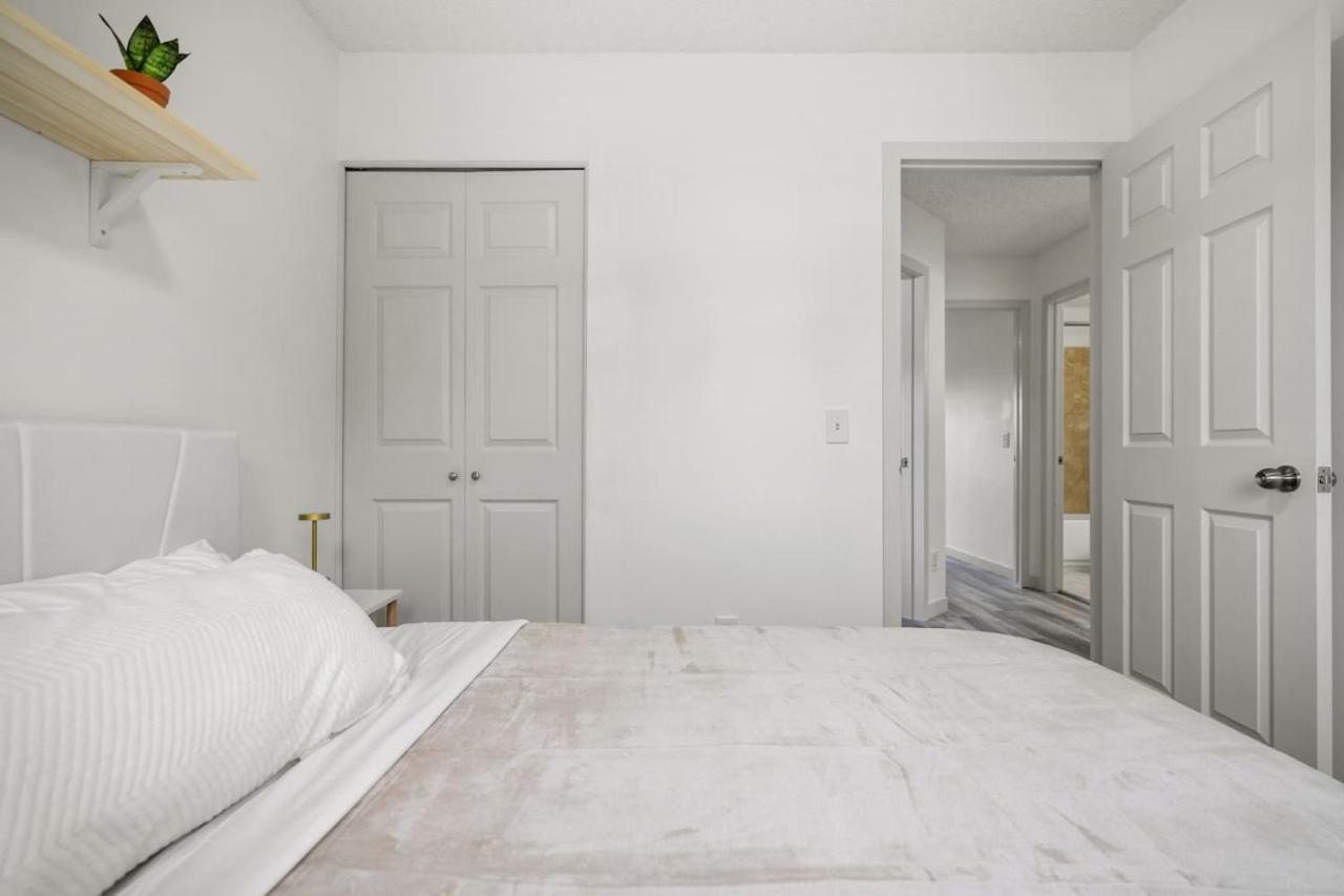 Spacious Home with 150-inch Movie Theatre, BBQ, Patio, Free Banff Pass, Sleeps 14, Perfect for Large Families