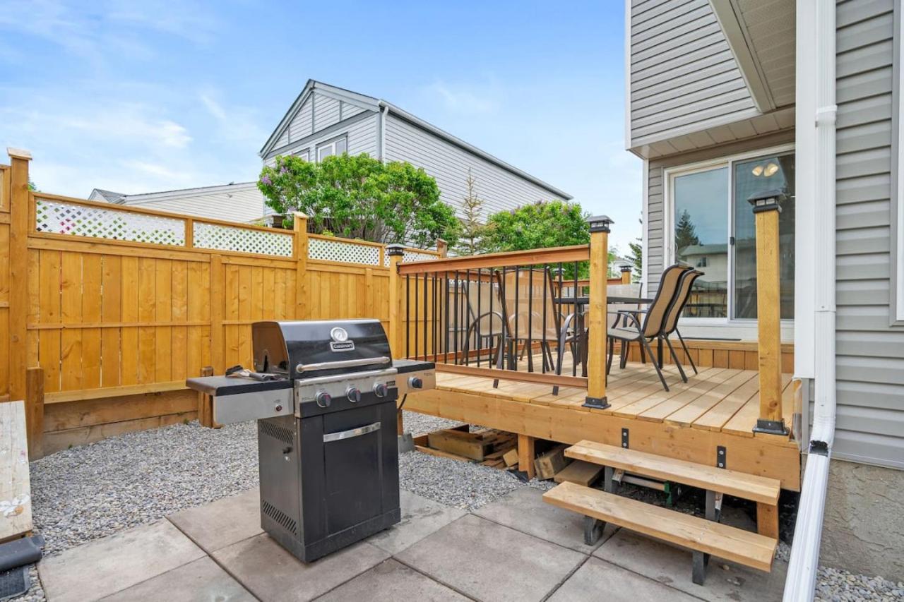 Spacious Home with 150-inch Movie Theatre, BBQ, Patio, Free Banff Pass, Sleeps 14, Perfect for Large Families