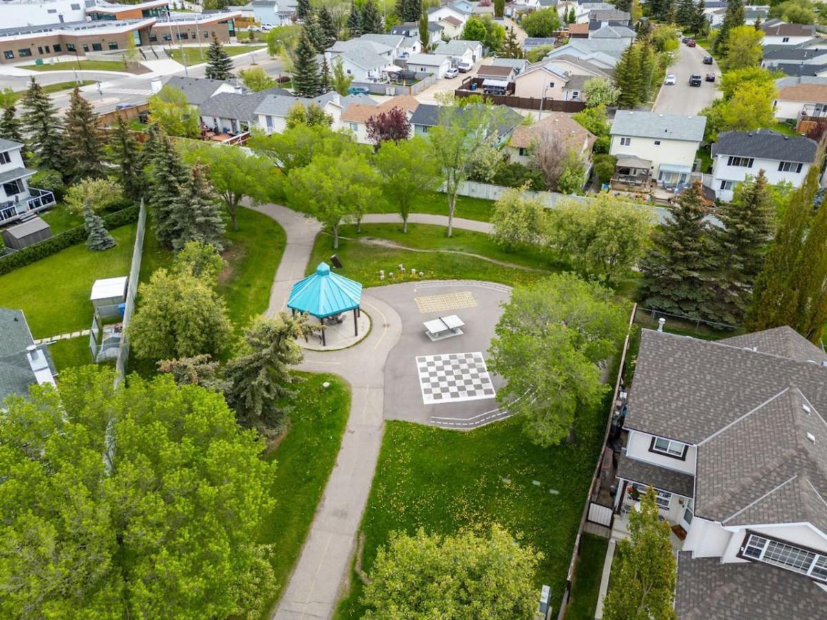 Spacious Home with 150-inch Movie Theatre, BBQ, Patio, Free Banff Pass, Sleeps 14, Perfect for Large Families