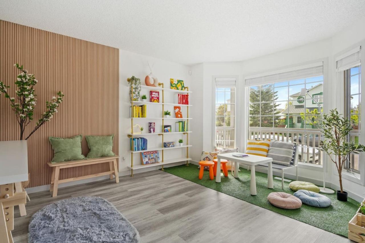 Spacious Home with 150-inch Movie Theatre, BBQ, Patio, Free Banff Pass, Sleeps 14, Perfect for Large Families
