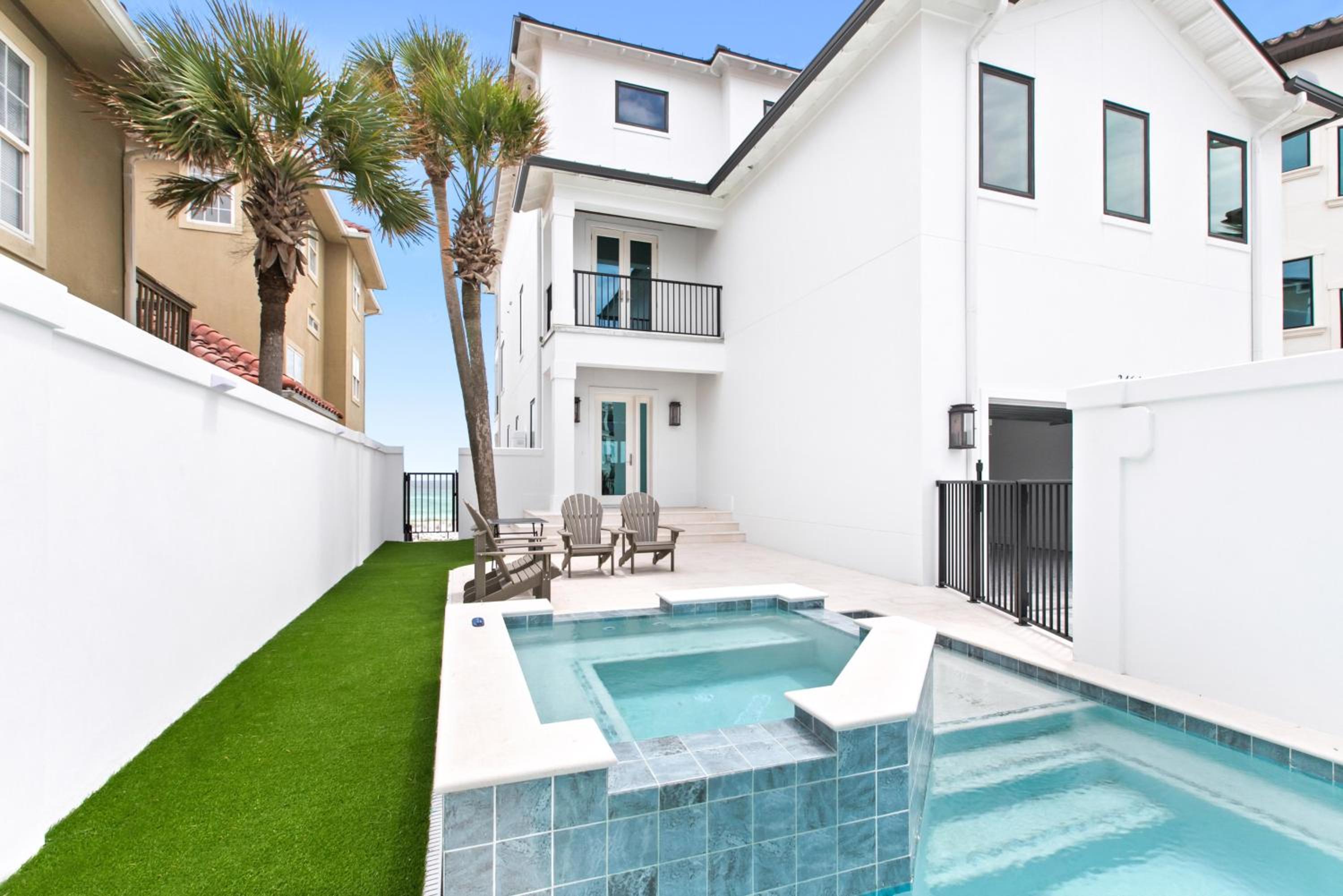 Queen Of Crystal Shores Luxury Beachfront Retreat view 2
