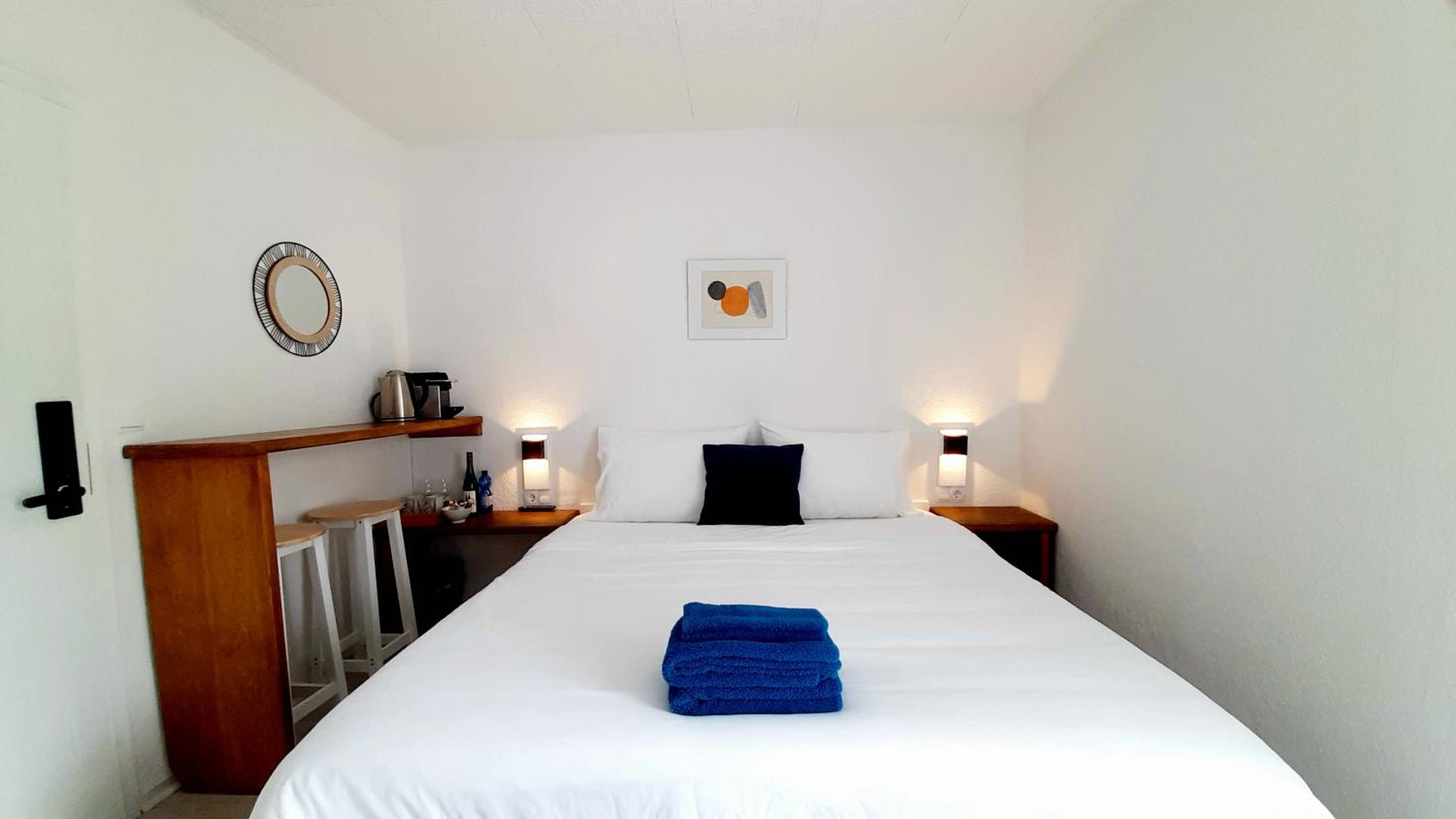 Blue Lagoon Holiday Apartments & Double Room with Balcony