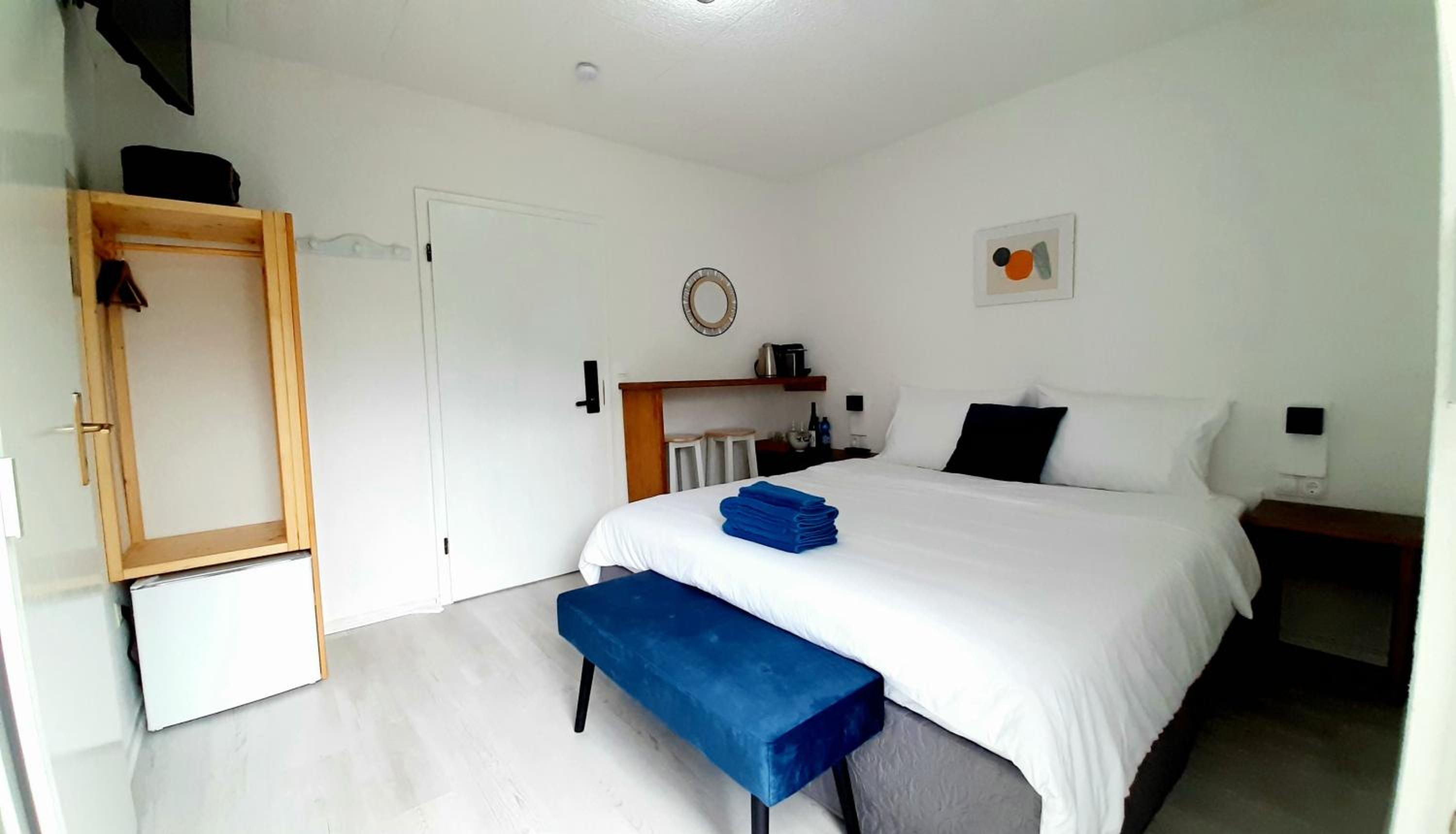 Blue Lagoon Holiday Apartments & Double Room with Balcony