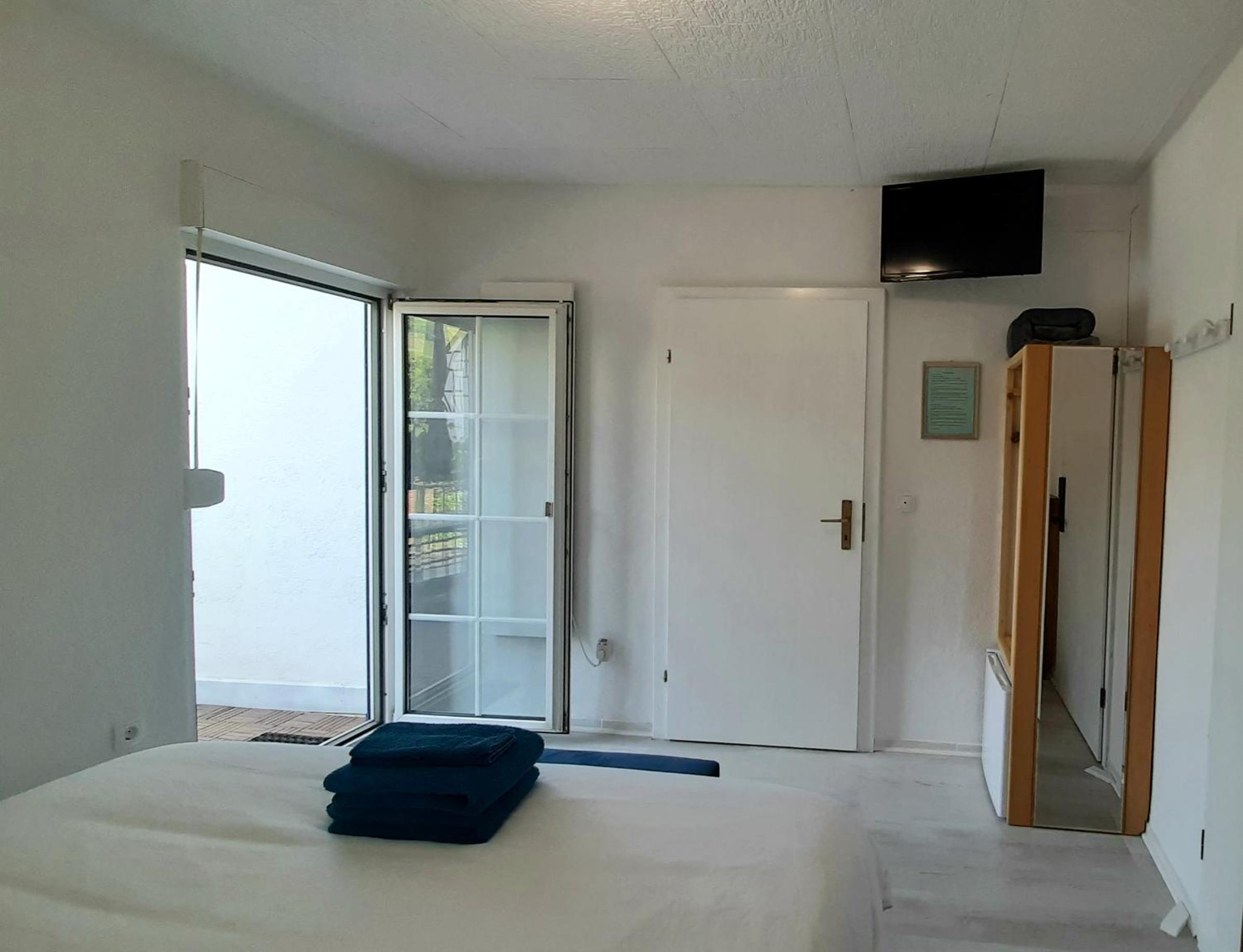 Blue Lagoon Holiday Apartments & Double Room with Balcony