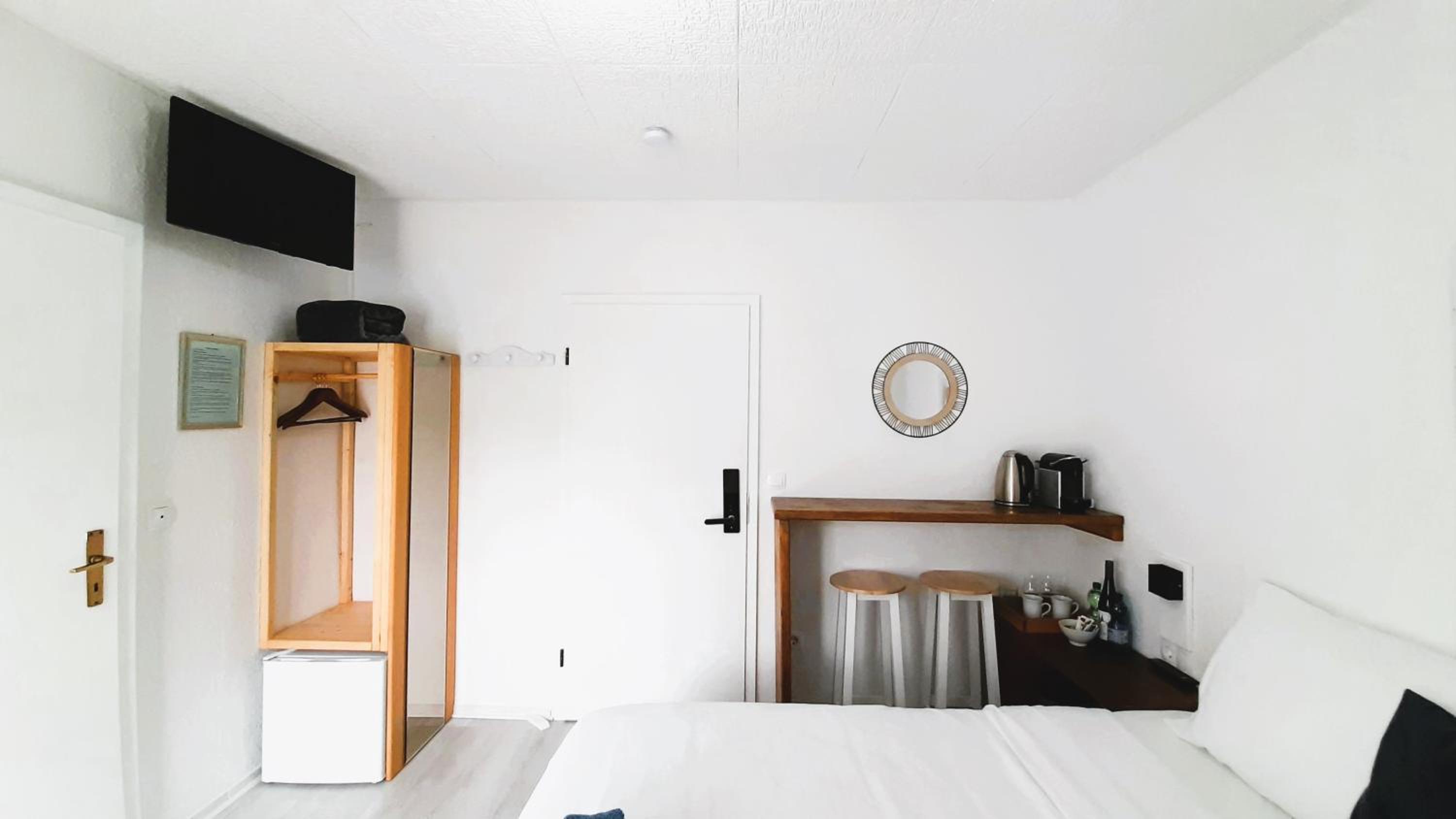 Blue Lagoon Holiday Apartments & Double Room with Balcony