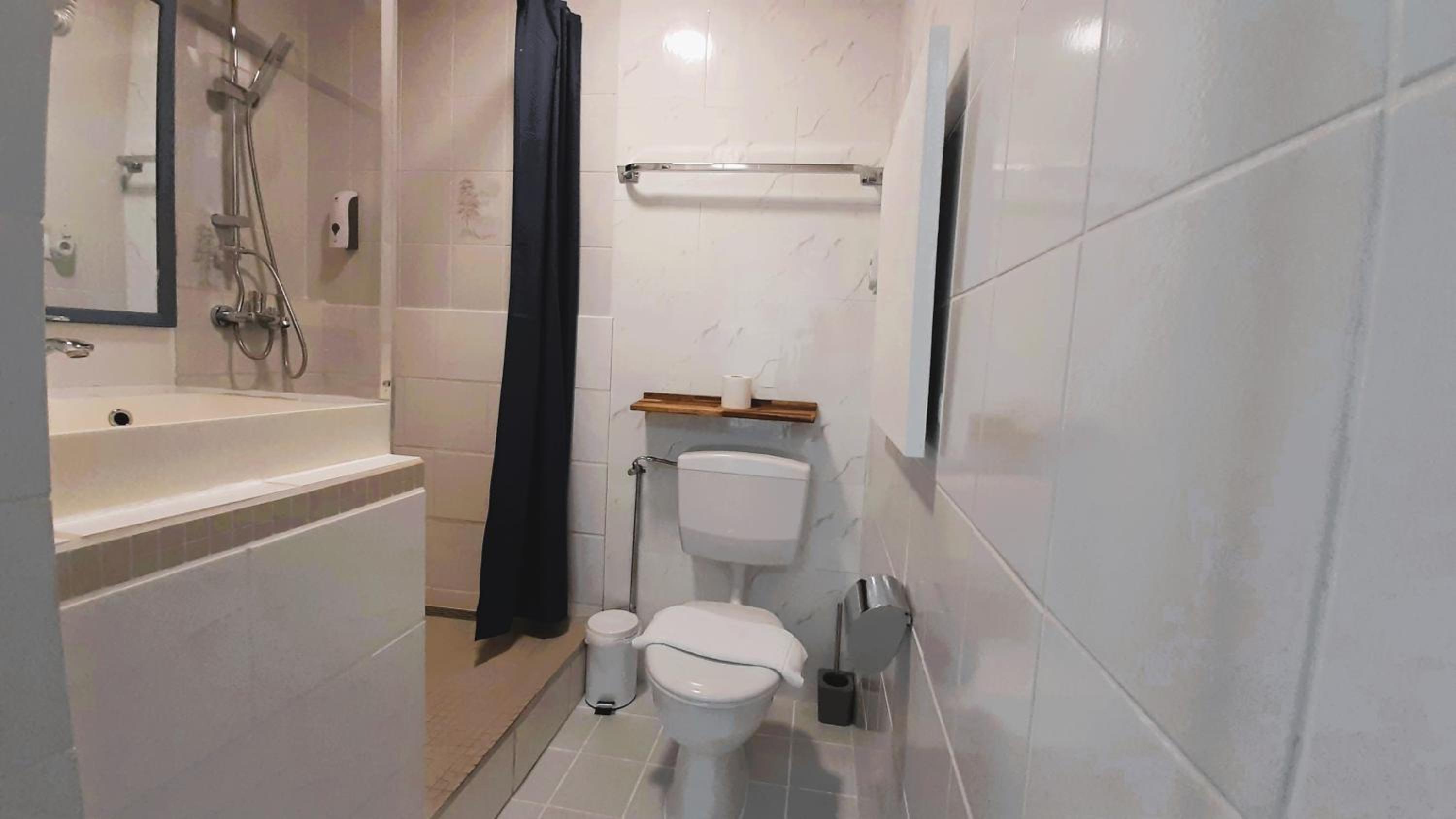 Blue Lagoon Holiday Apartments & Double Room with Balcony