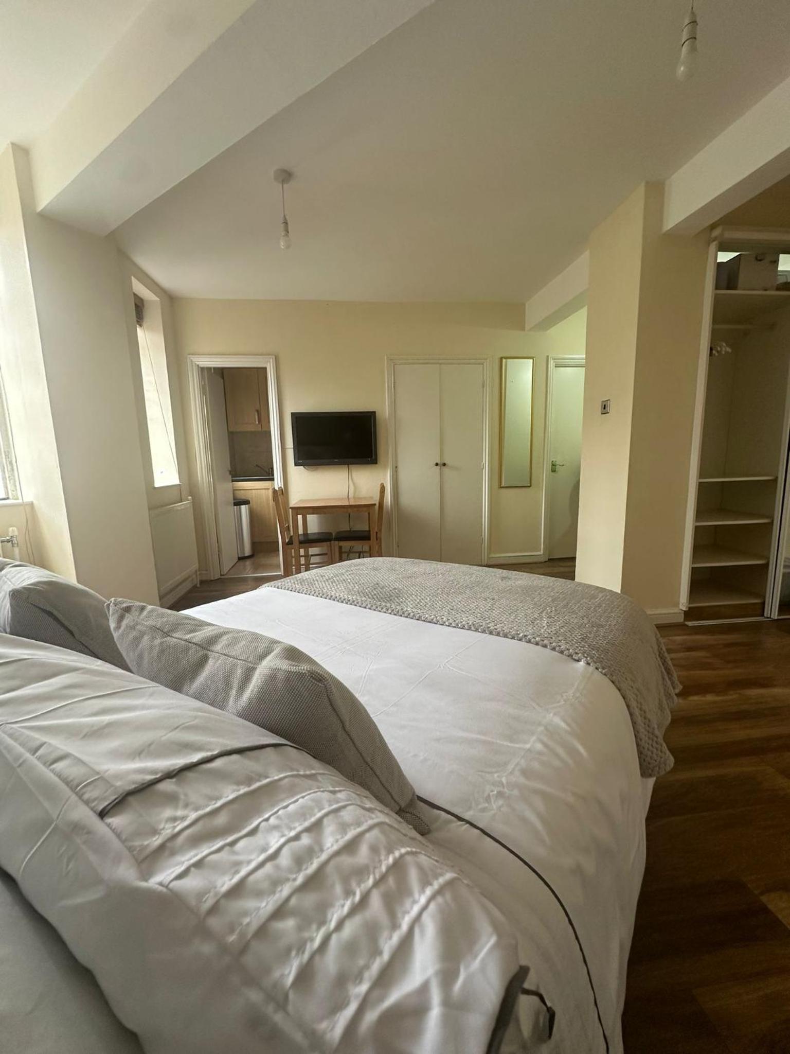 Beautiful, Cosy Studio Chelsea view 3