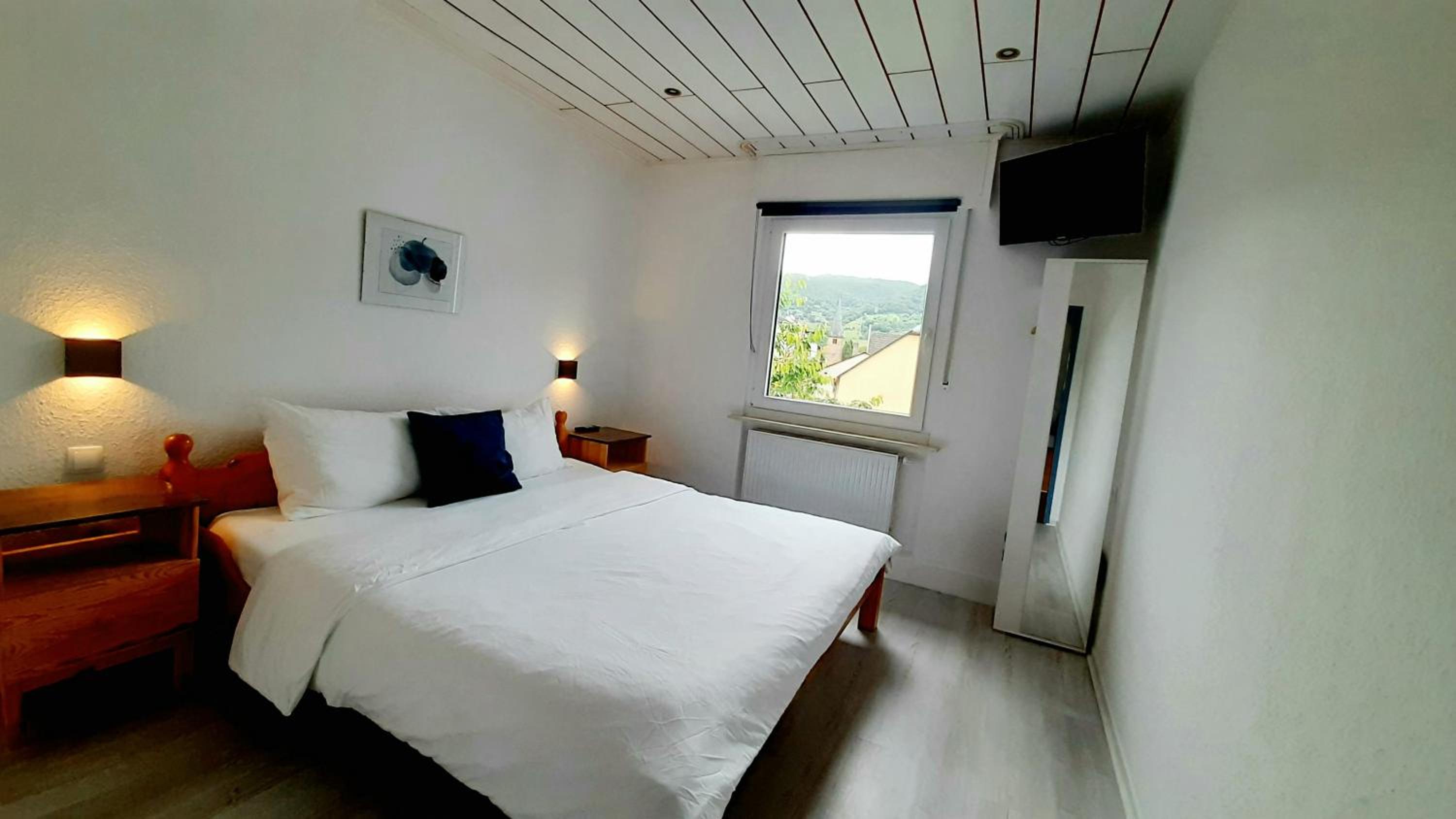Blue Lagoon Holiday Apartments & Double Room with Balcony