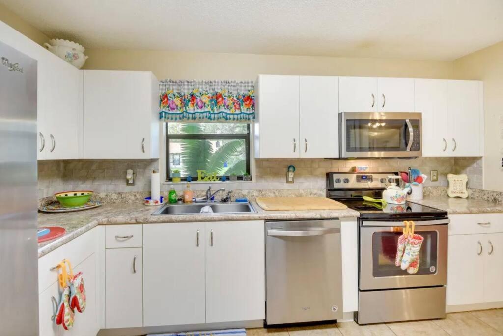 Amazing "NEW" Cottage Hot Tub Minutes To Beaches - Coastal Comfort Awaits view 4