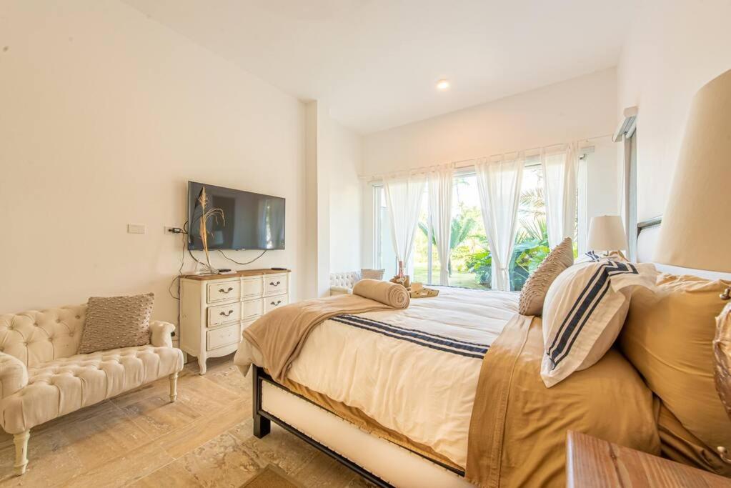 Spectacular 3 bedrooms beach front at playa bonita aquamarine building #104 view 2