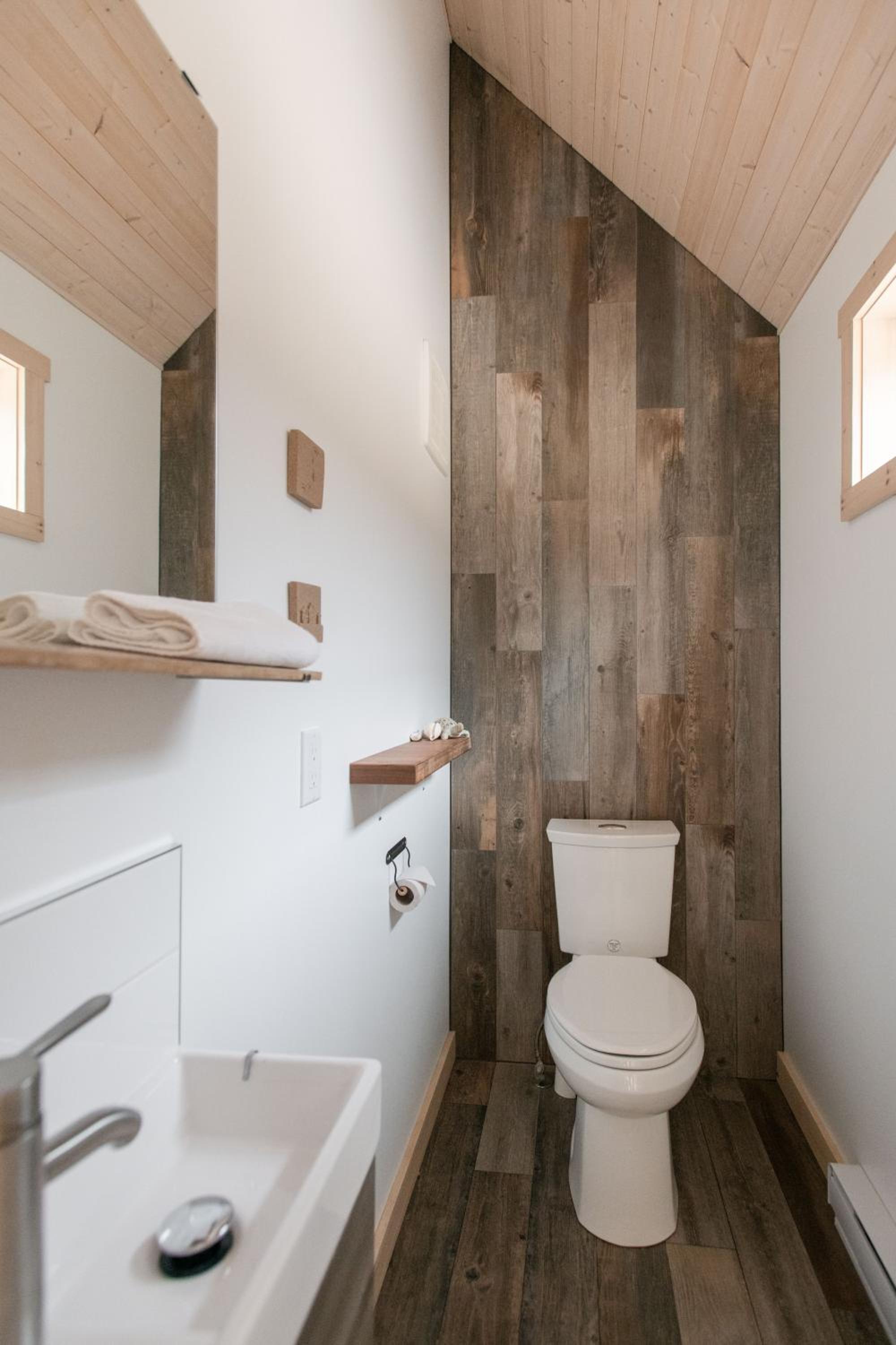 Le Chalet Waterfront Retreat